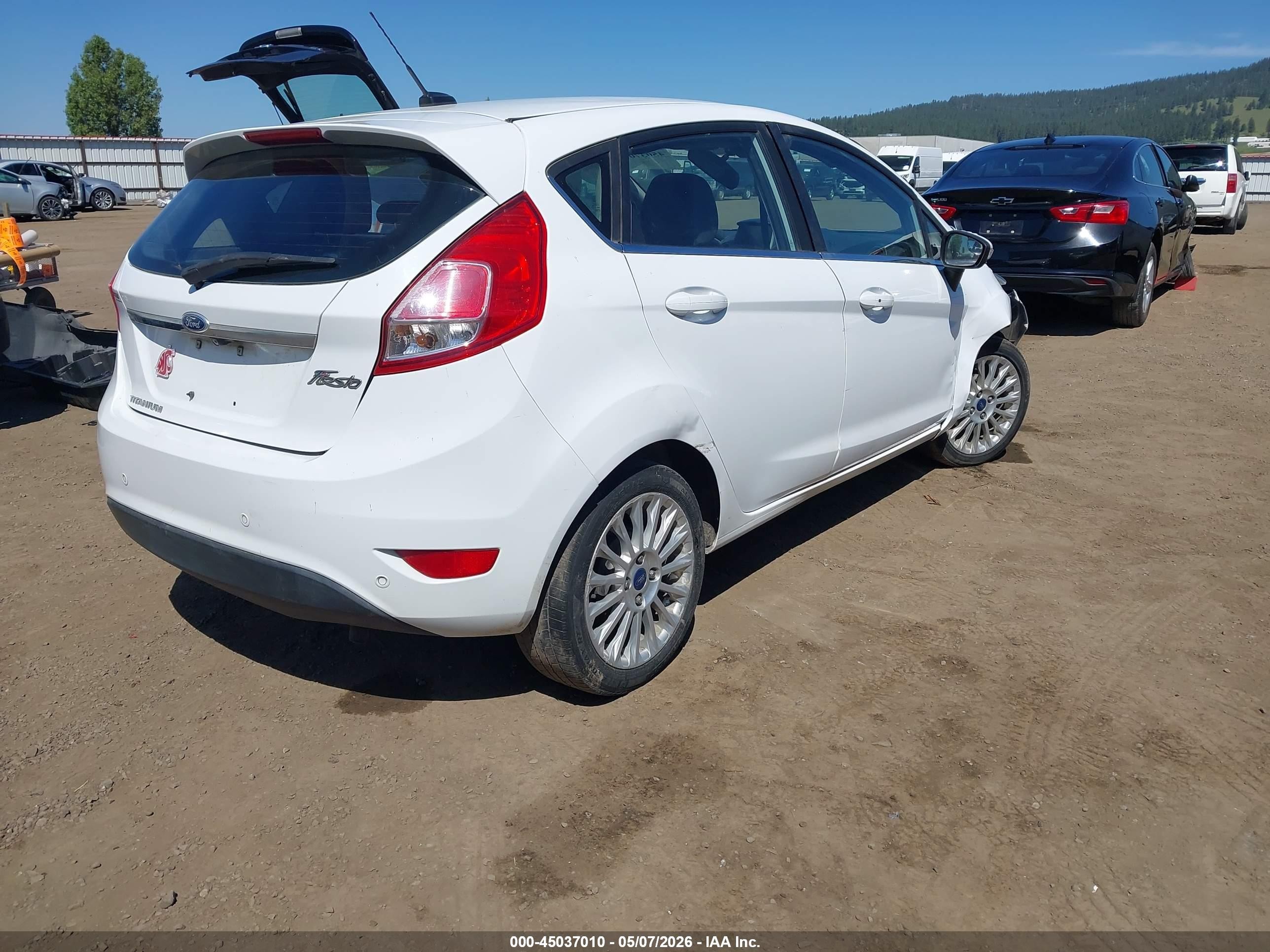 2015 Ford Fiesta Titanium White vin: 3FADP4FJ9FM205638