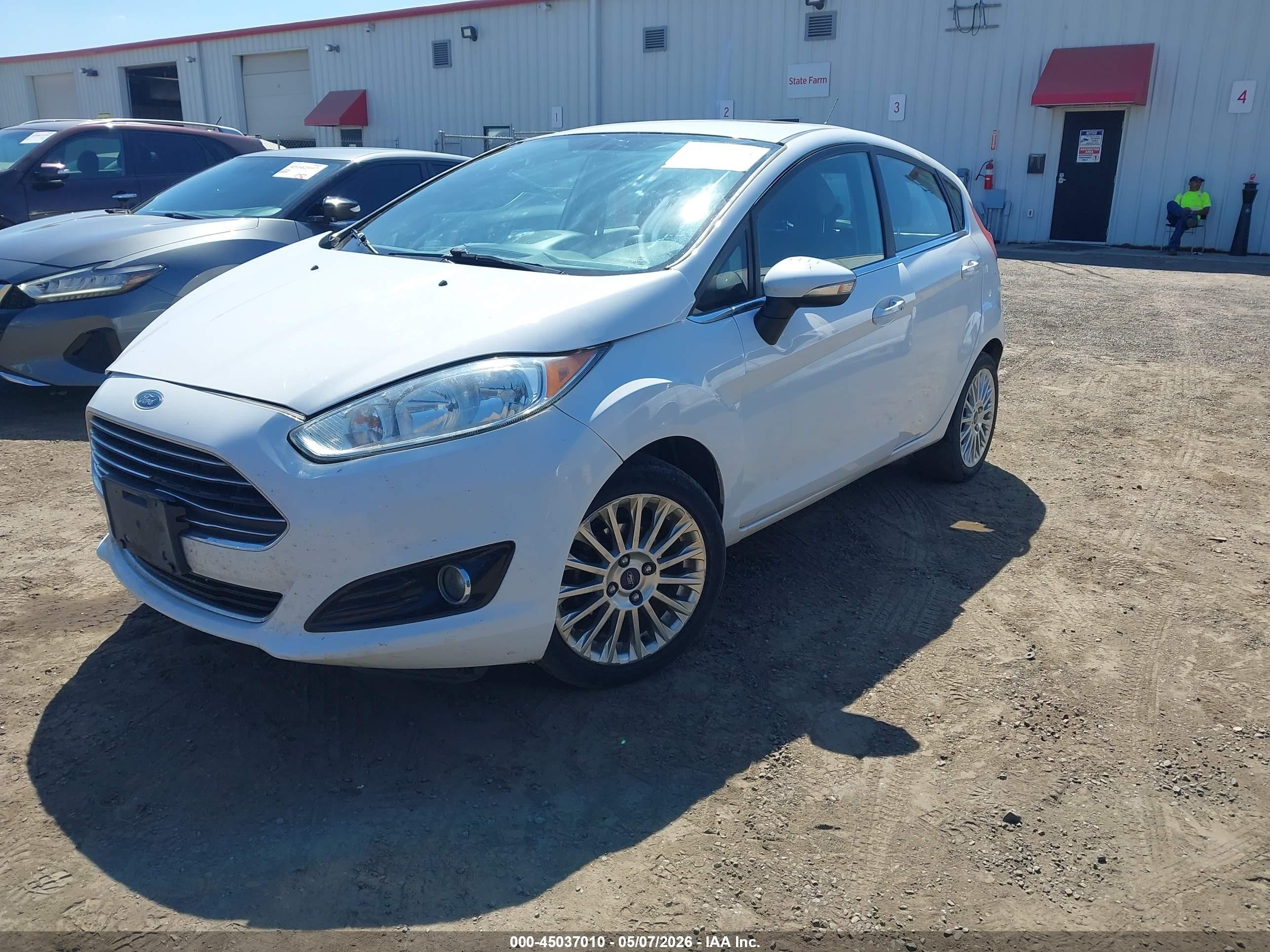 2015 Ford Fiesta Titanium White vin: 3FADP4FJ9FM205638