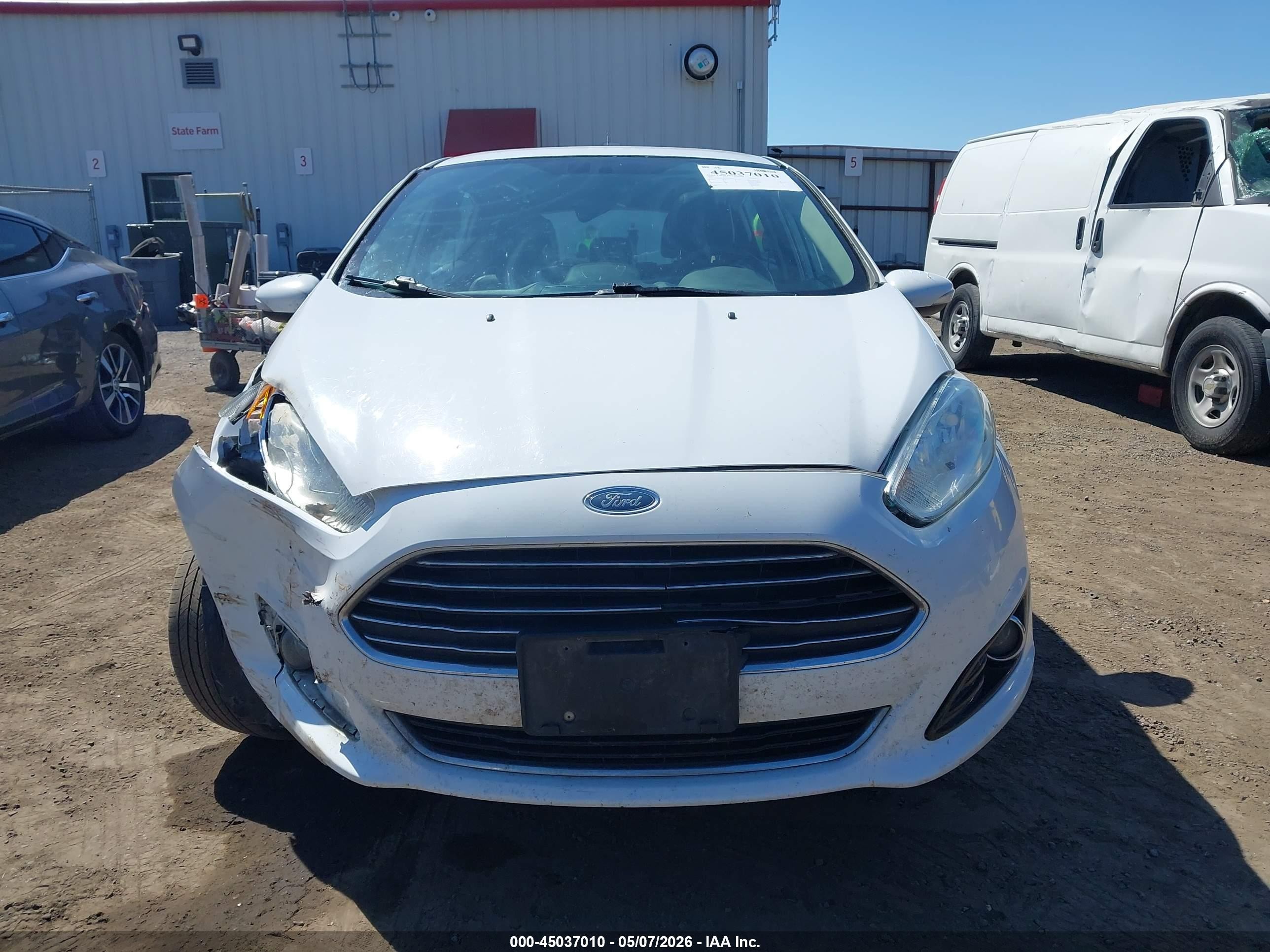 2015 Ford Fiesta Titanium White vin: 3FADP4FJ9FM205638