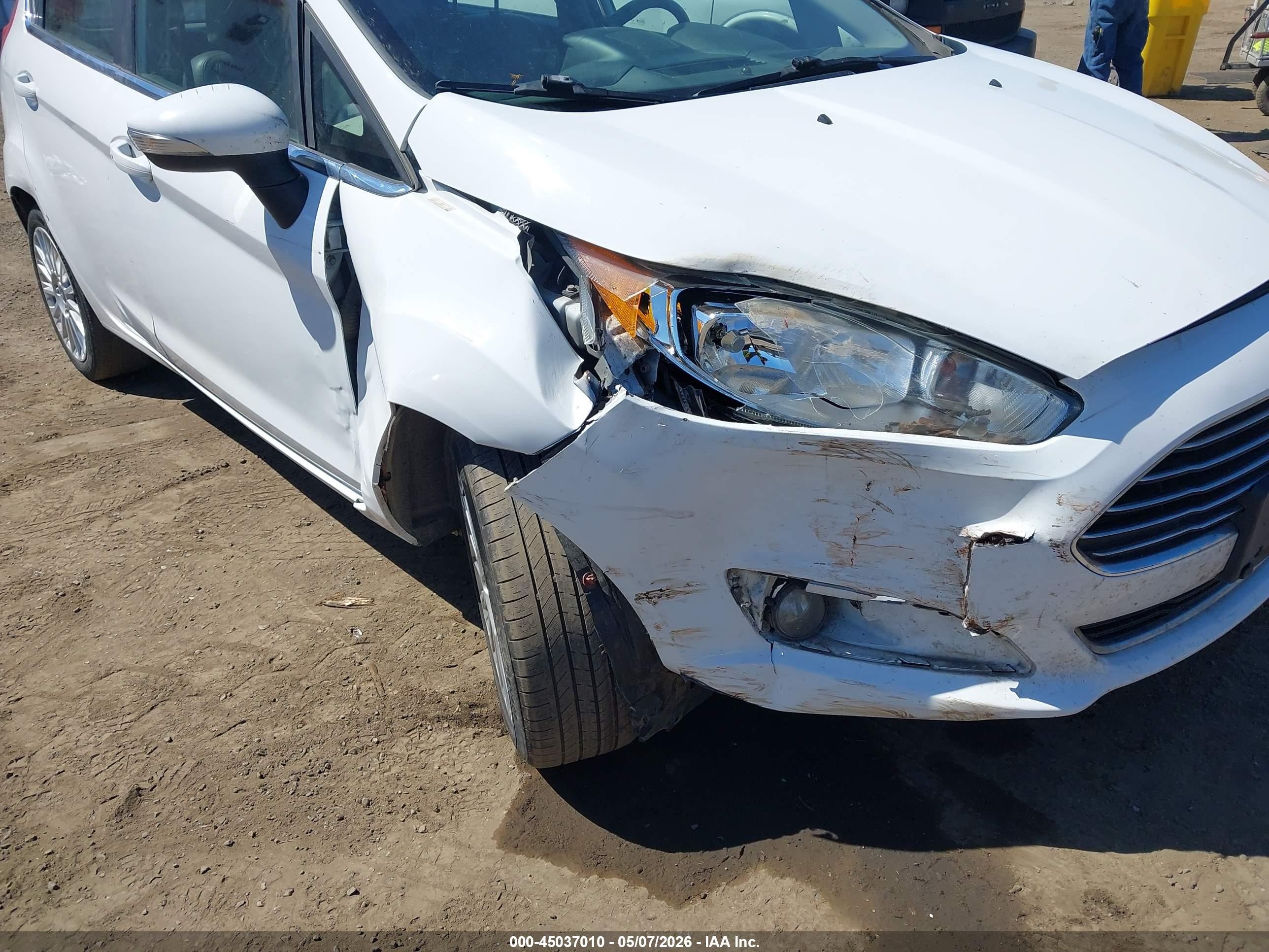 2015 Ford Fiesta Titanium White vin: 3FADP4FJ9FM205638
