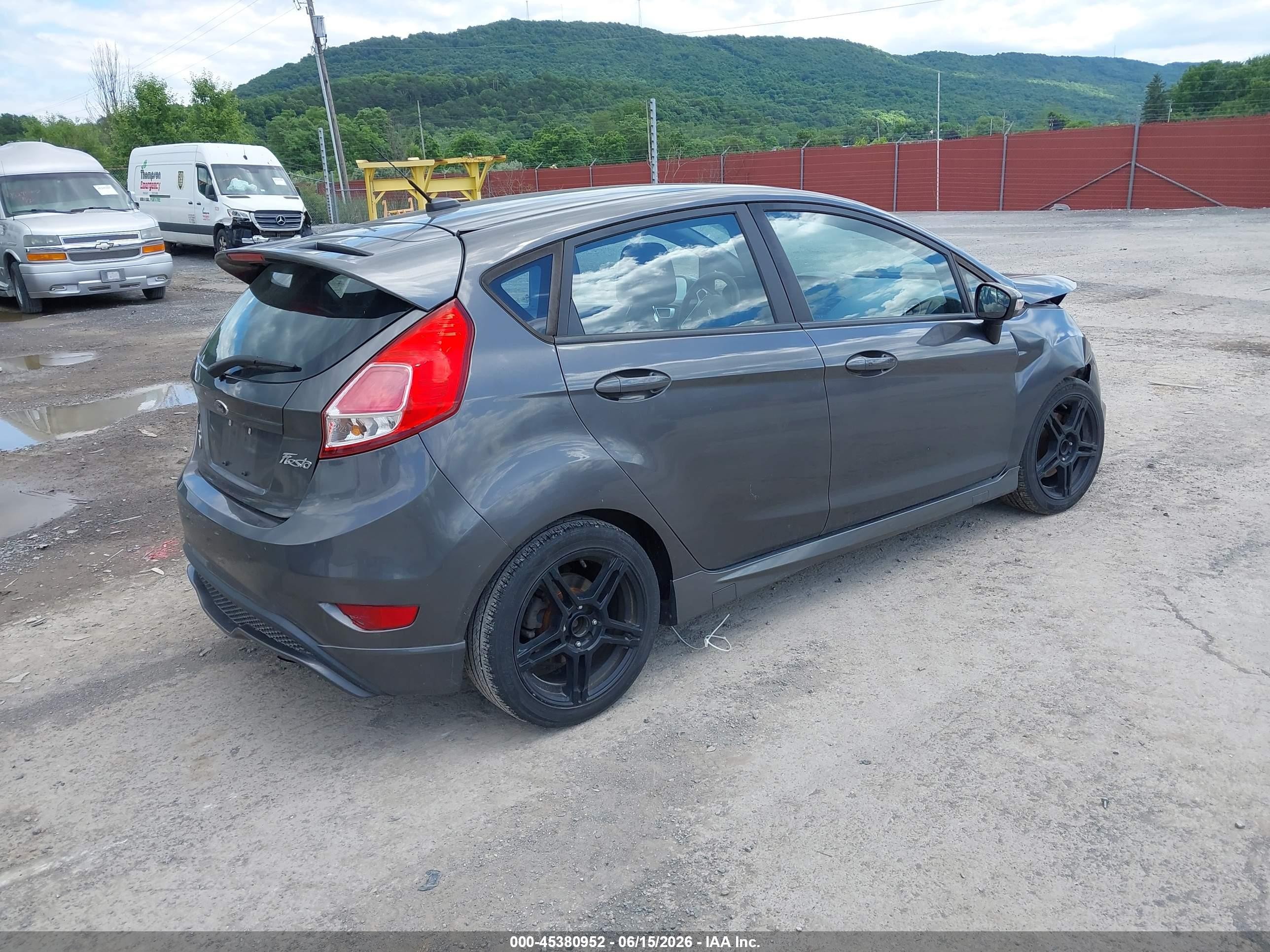 2016 Ford Fiesta St Серый vin: 3FADP4GX2GM155881