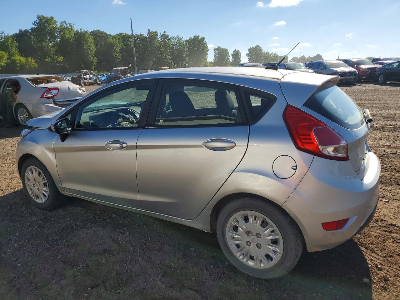 2015 Ford Fiesta S Серебряный vin: 3FADP4TJ1FM145505