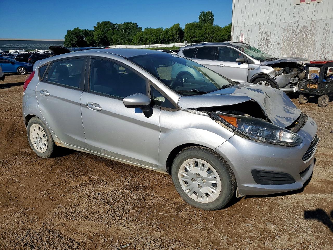 2015 Ford Fiesta S Серебряный vin: 3FADP4TJ1FM145505