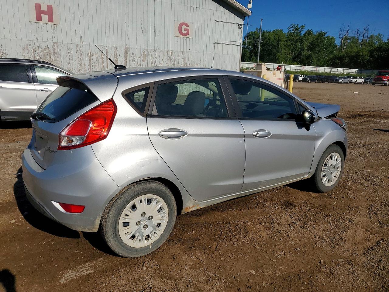 2015 Ford Fiesta S Серебряный vin: 3FADP4TJ1FM145505