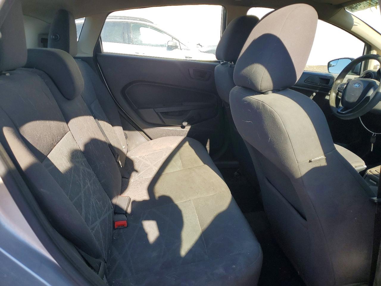 2015 Ford Fiesta S Серебряный vin: 3FADP4TJ1FM145505