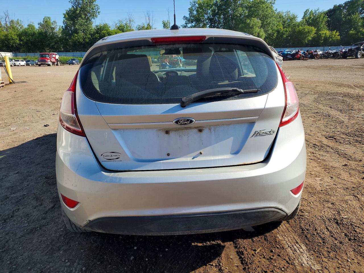 2015 Ford Fiesta S Серебряный vin: 3FADP4TJ1FM145505