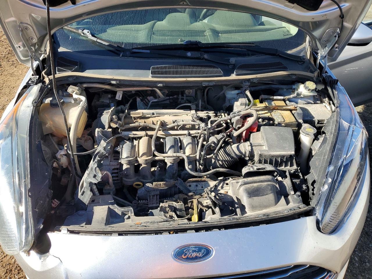 2015 Ford Fiesta S Серебряный vin: 3FADP4TJ1FM145505