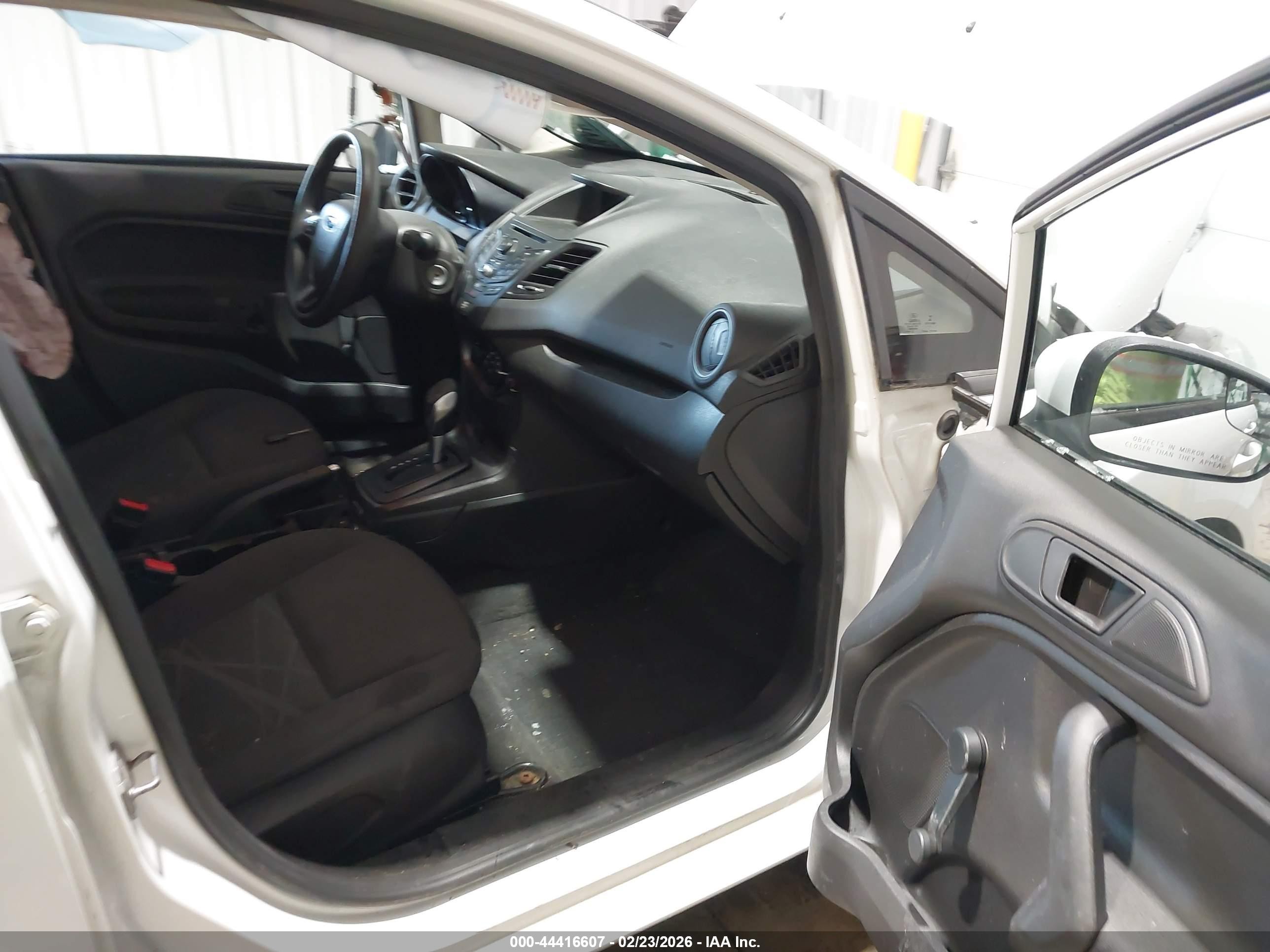 2014 Ford Fiesta S White vin: 3FADP4TJ2EM221327