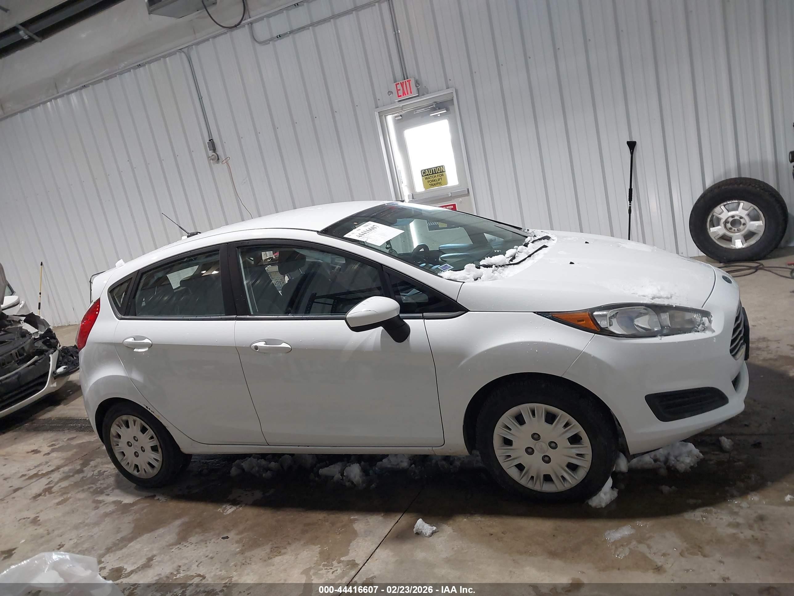 2014 Ford Fiesta S White vin: 3FADP4TJ2EM221327