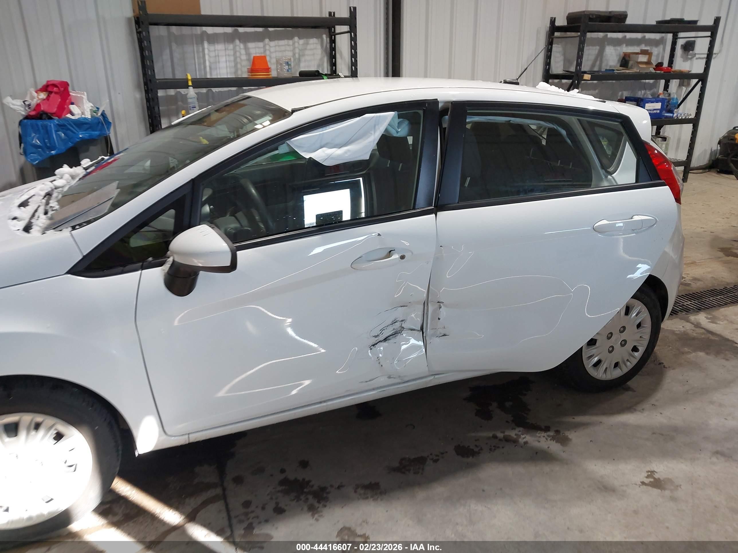 2014 Ford Fiesta S White vin: 3FADP4TJ2EM221327