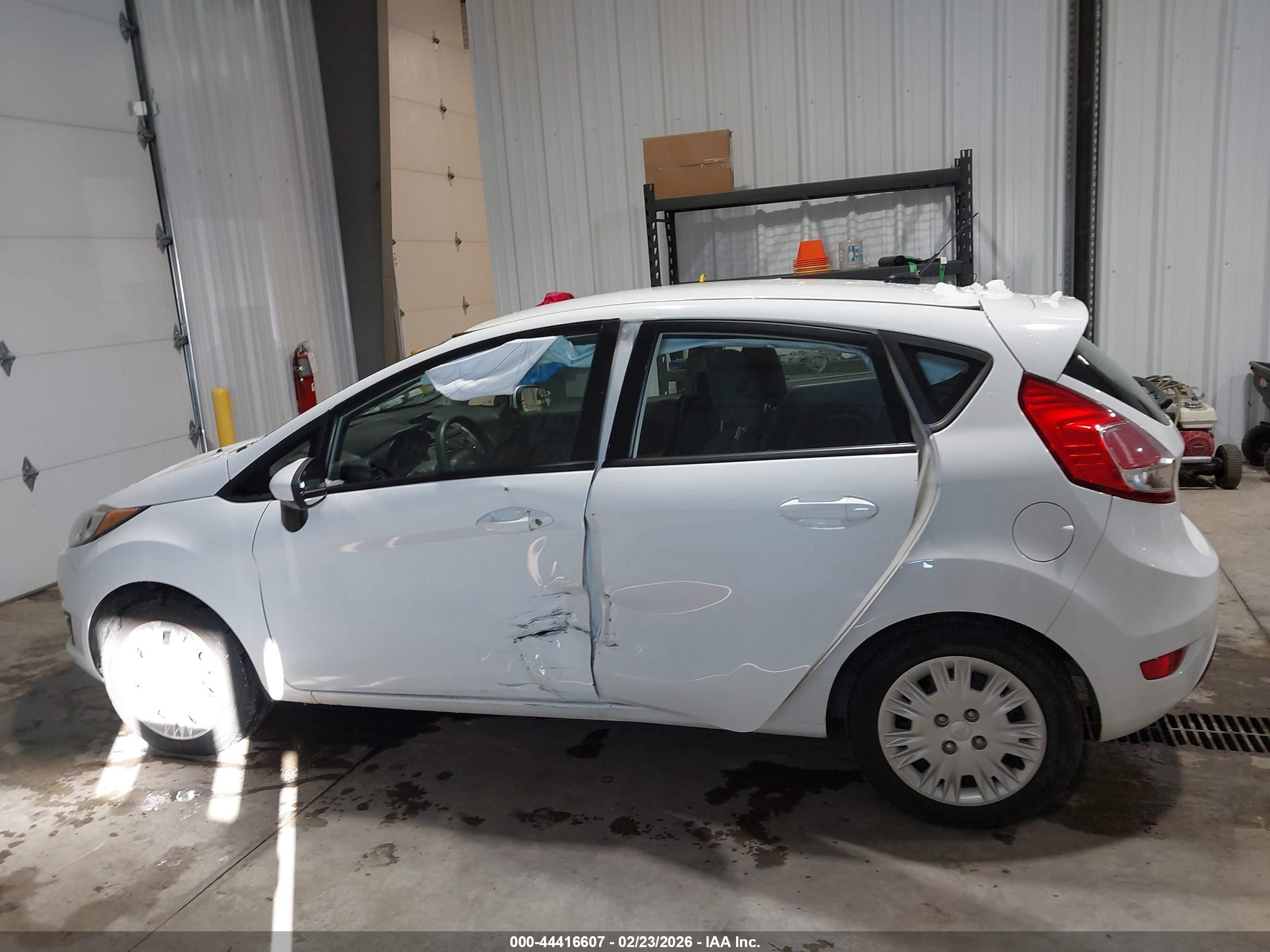 2014 Ford Fiesta S White vin: 3FADP4TJ2EM221327
