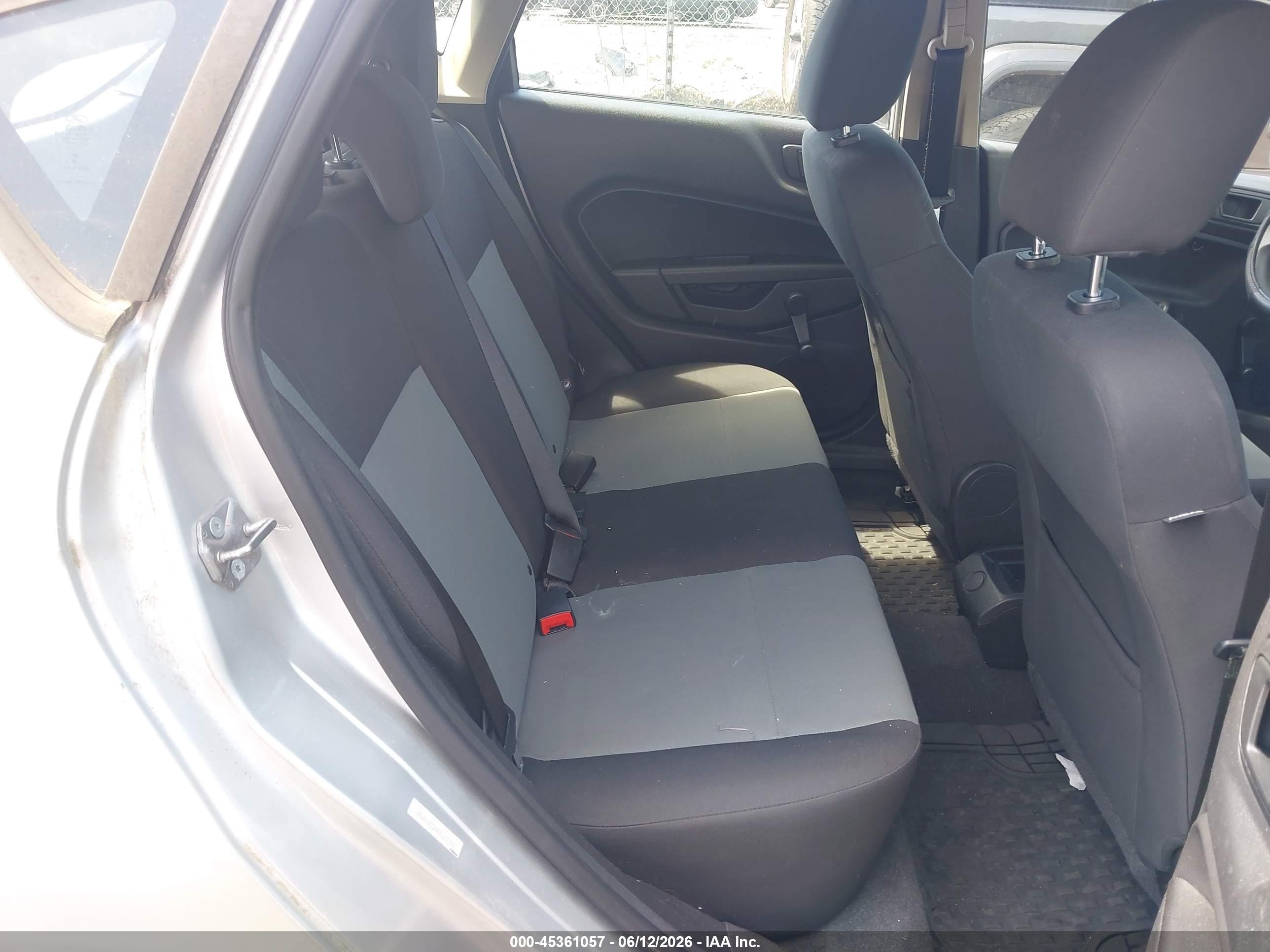 2015 Ford Fiesta S Silver vin: 3FADP4TJ4FM179745