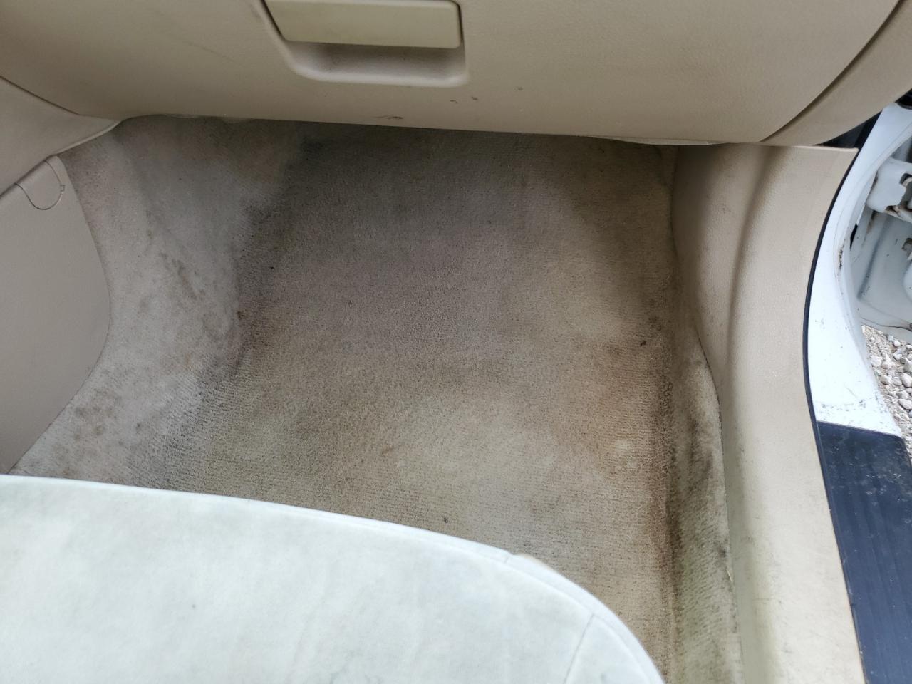 2006 Ford Fusion Sel White vin: 3FAFP08Z76R143700 Damage: Right Front Carpet, Stained, Permanent