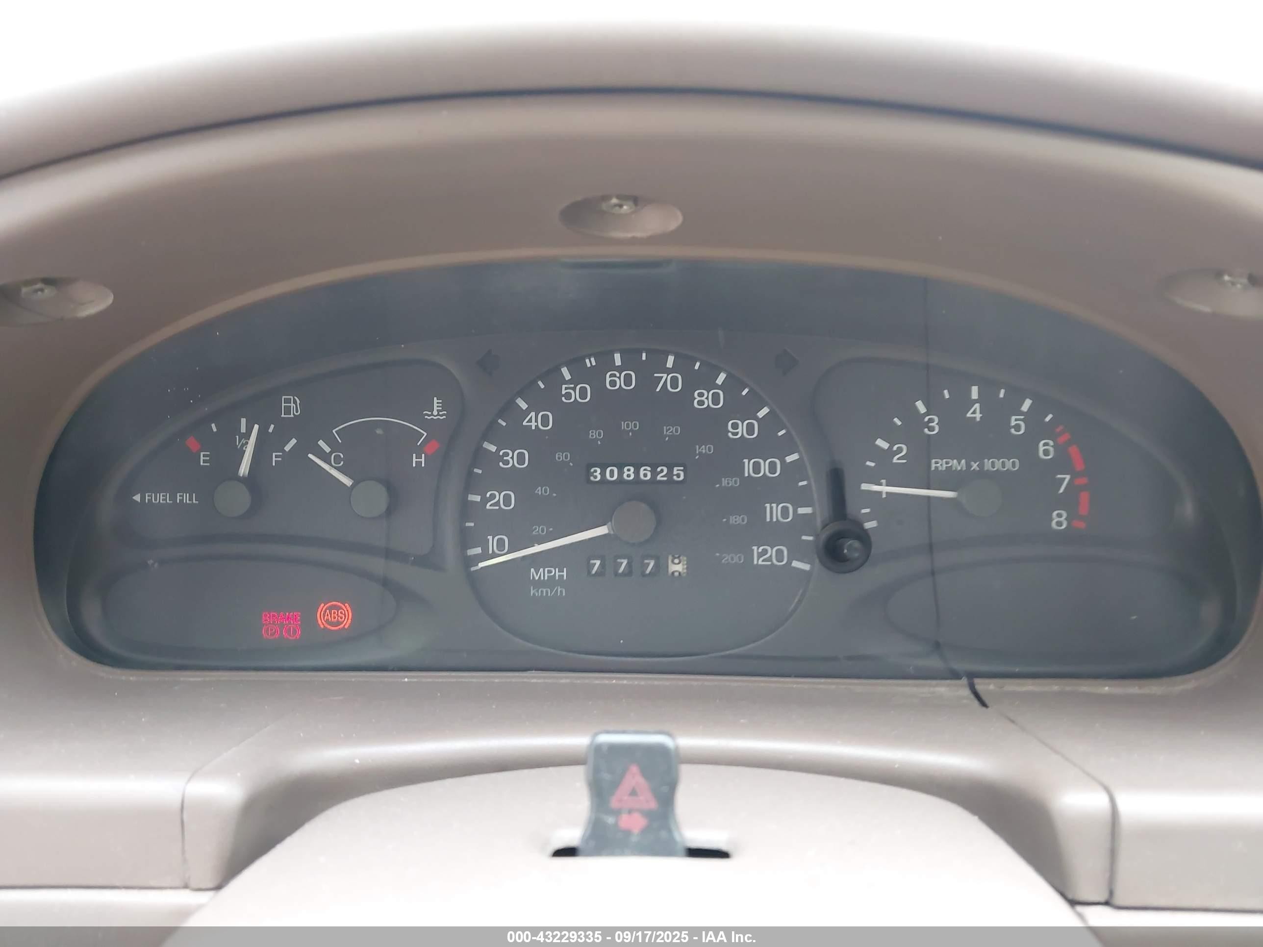 2000 Ford Escort   Red vin: 3FAFP13P2YR167076