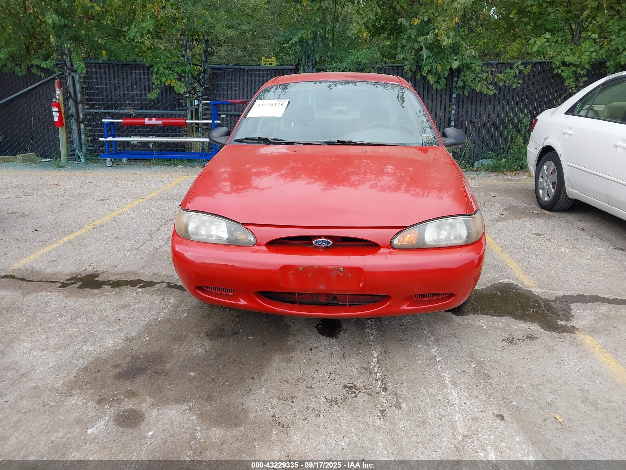 2000 Ford Escort   Red vin: 3FAFP13P2YR167076
