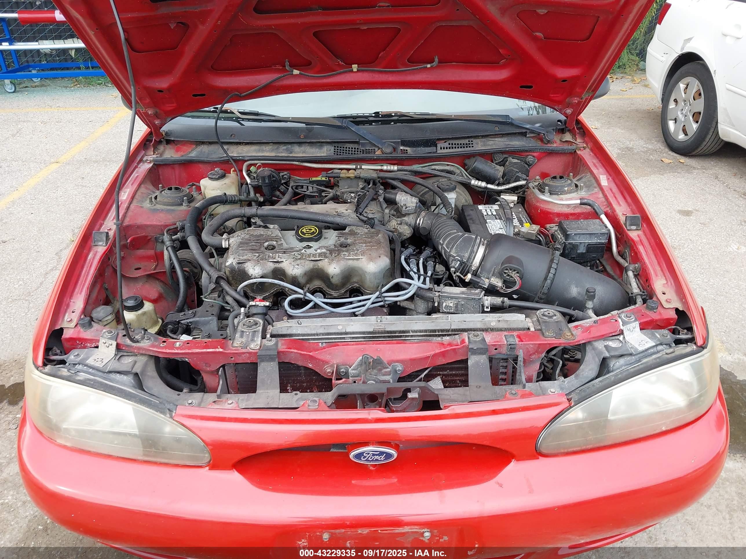 2000 Ford Escort   Red vin: 3FAFP13P2YR167076