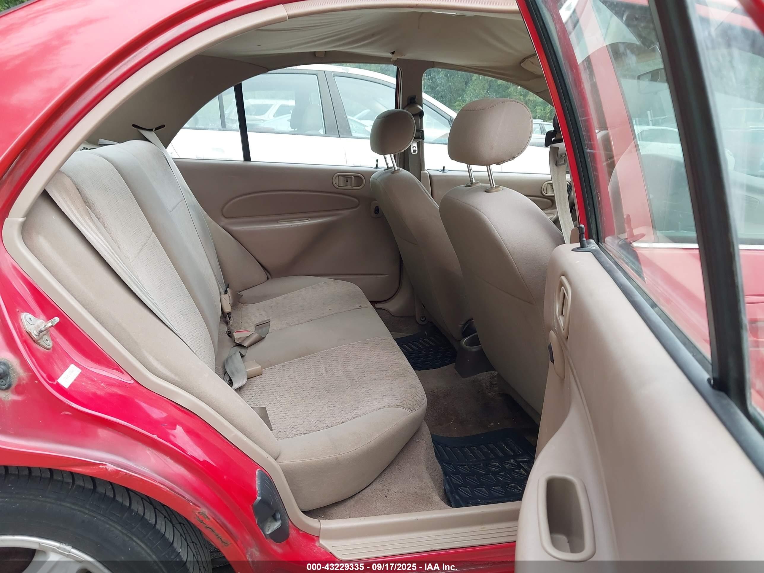 2000 Ford Escort   Red vin: 3FAFP13P2YR167076
