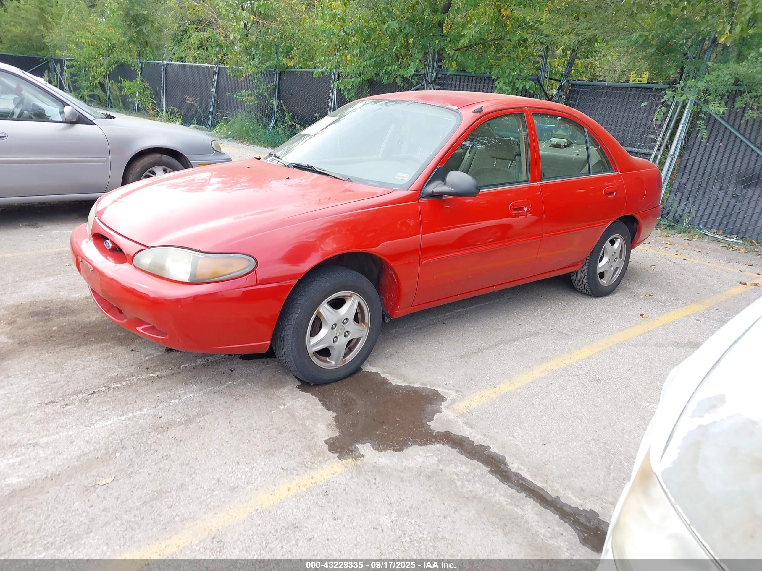 2000 Ford Escort   Red vin: 3FAFP13P2YR167076