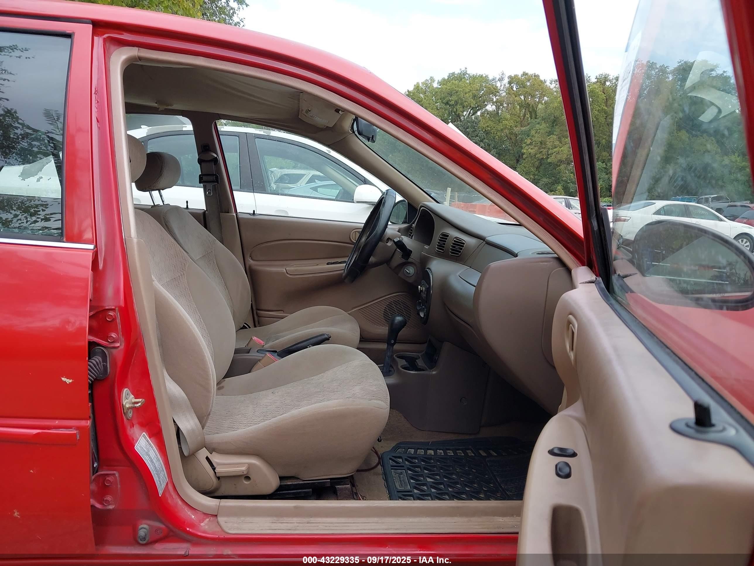 2000 Ford Escort   Red vin: 3FAFP13P2YR167076