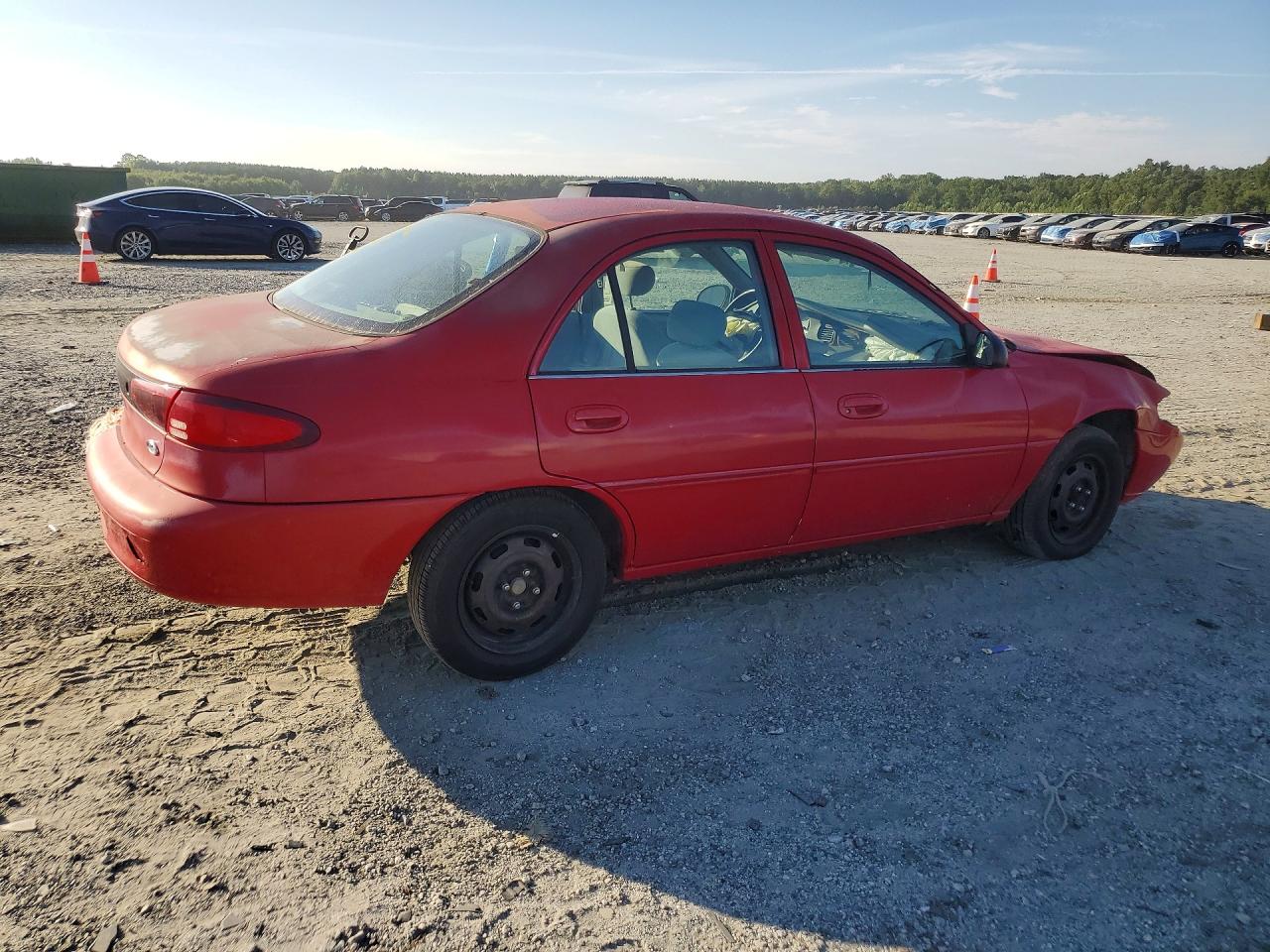 2000 Ford Escort Red vin: 3FAFP13P2YR189322