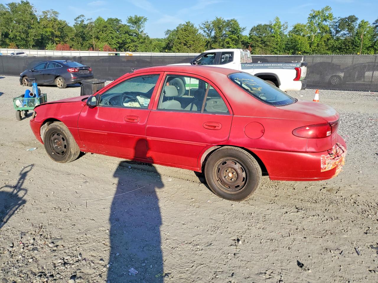 2000 Ford Escort Red vin: 3FAFP13P2YR189322