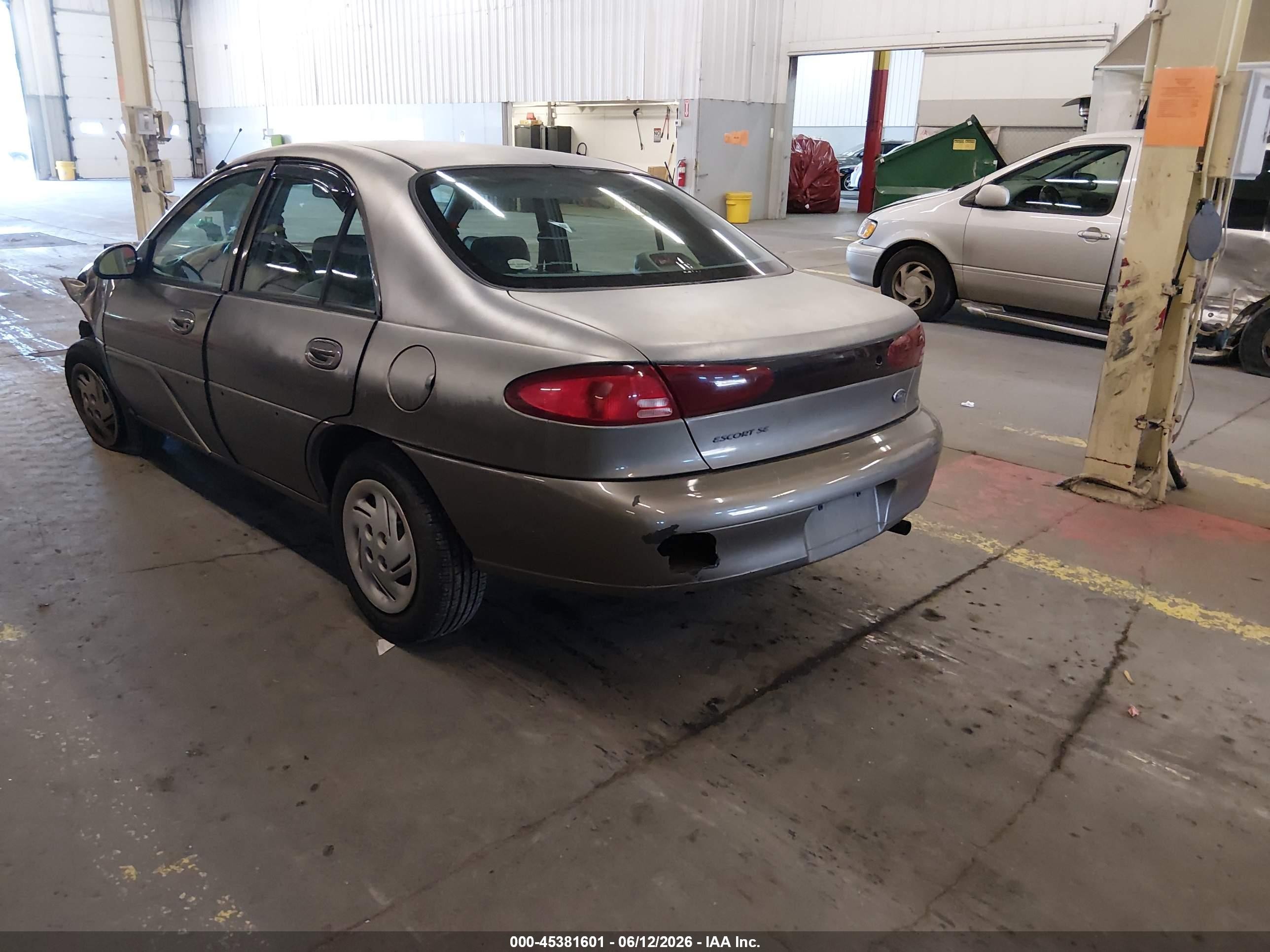 2001 Ford Escort   Серый vin: 3FAFP13P31R197225