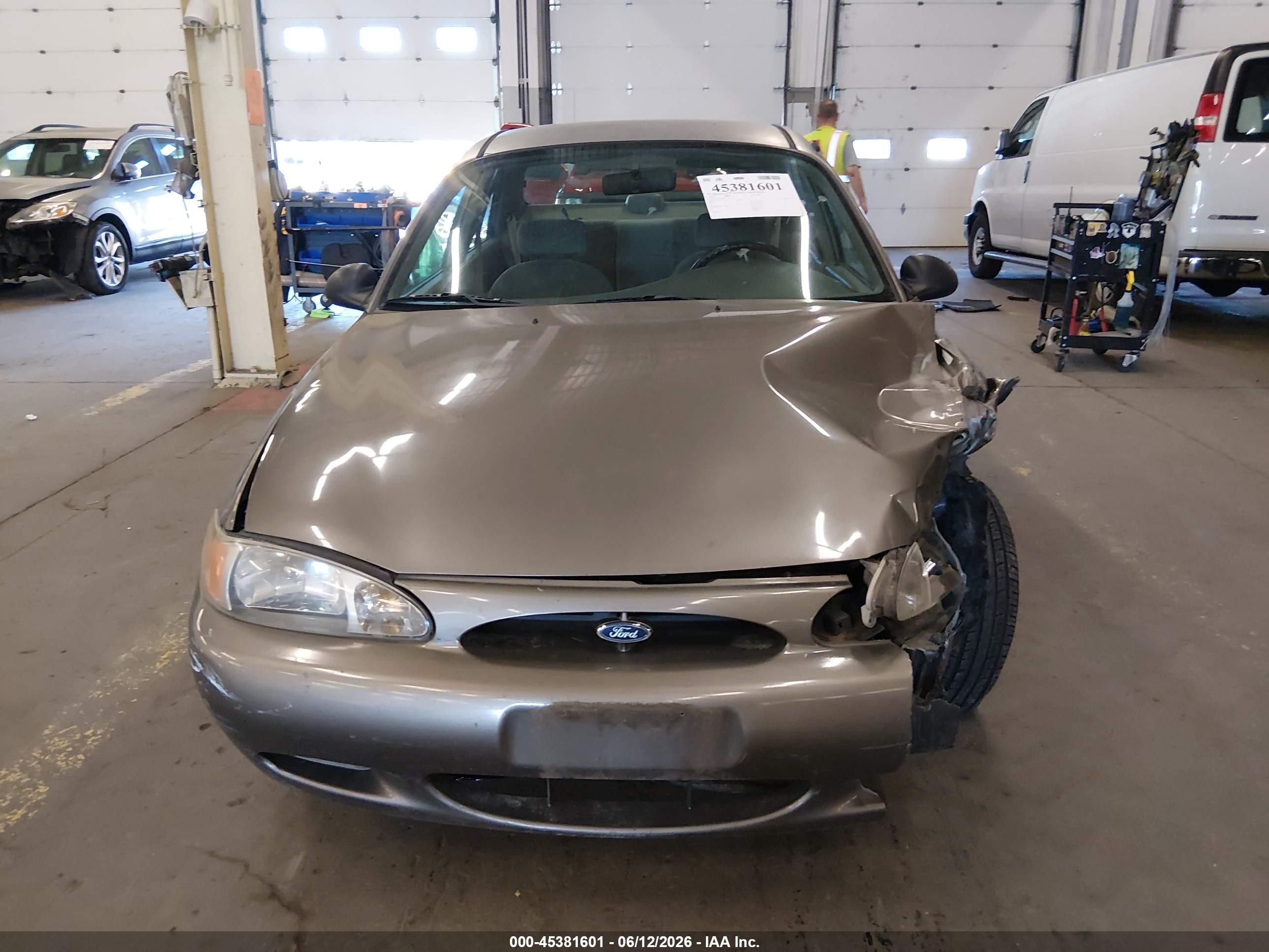 2001 Ford Escort   Серый vin: 3FAFP13P31R197225