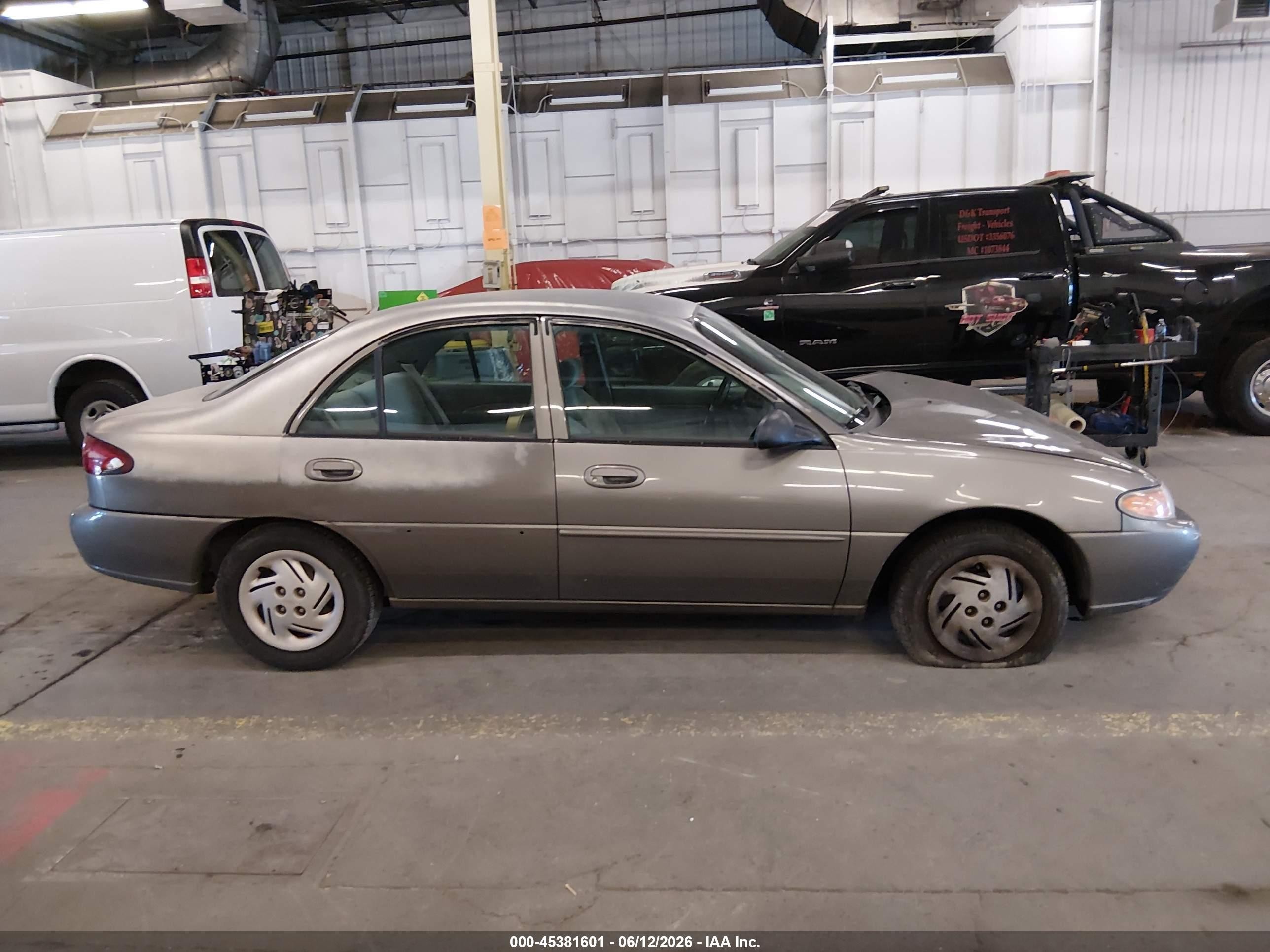 2001 Ford Escort   Серый vin: 3FAFP13P31R197225