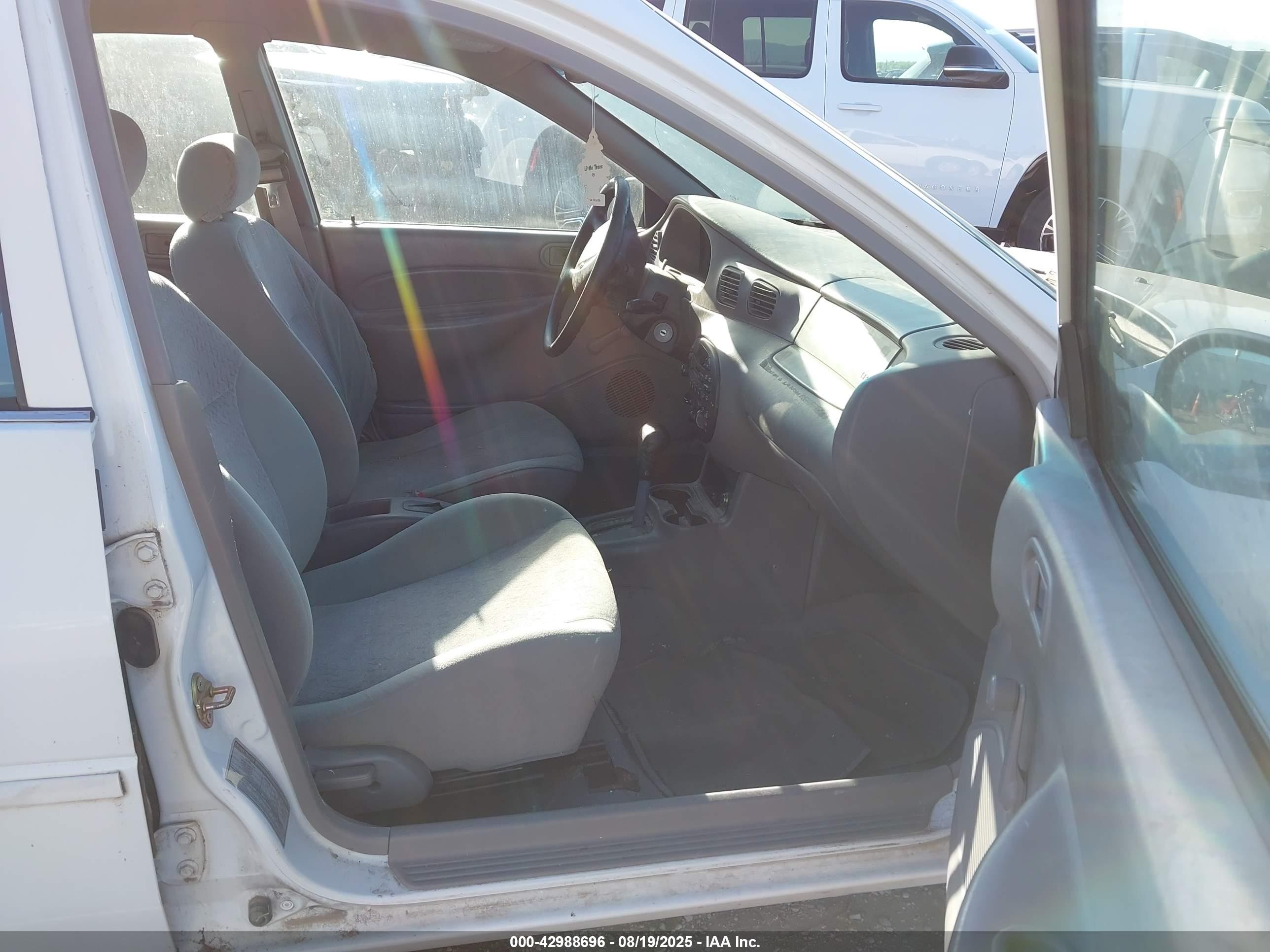 2000 Ford Escort   White vin: 3FAFP13P3YR233571