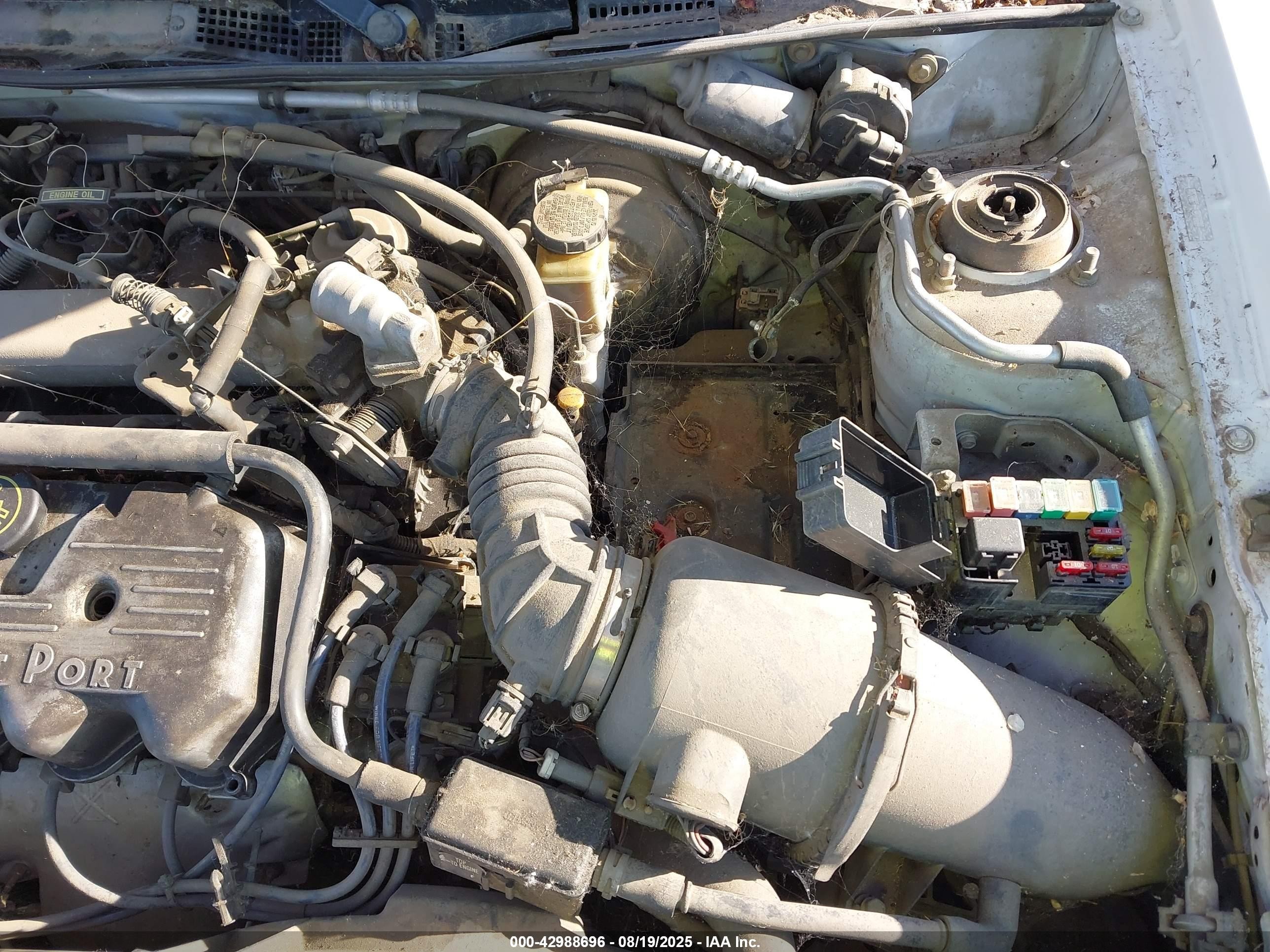 2000 Ford Escort   White vin: 3FAFP13P3YR233571