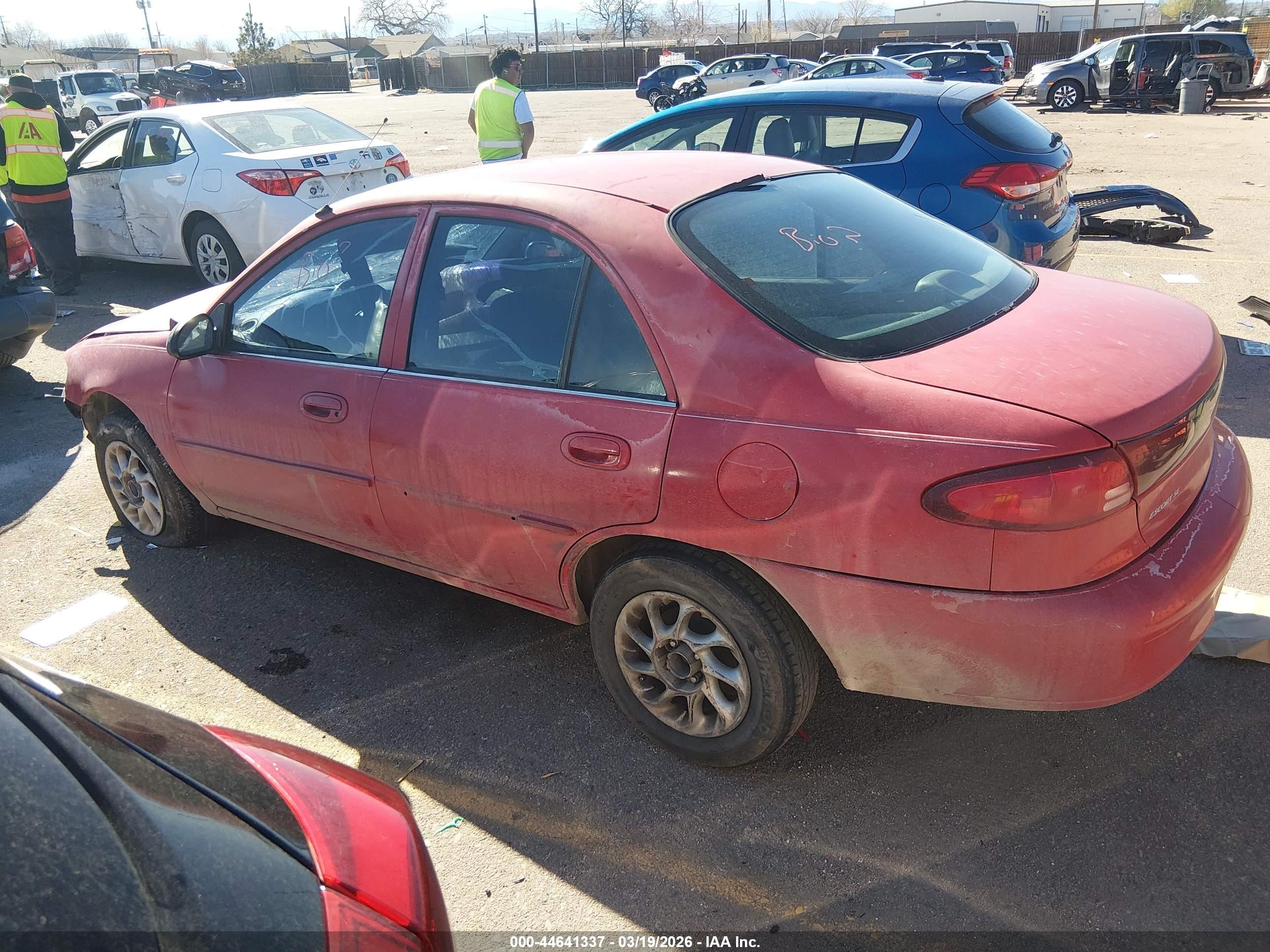 2001 Ford Escort   Red vin: 3FAFP13P41R126681
