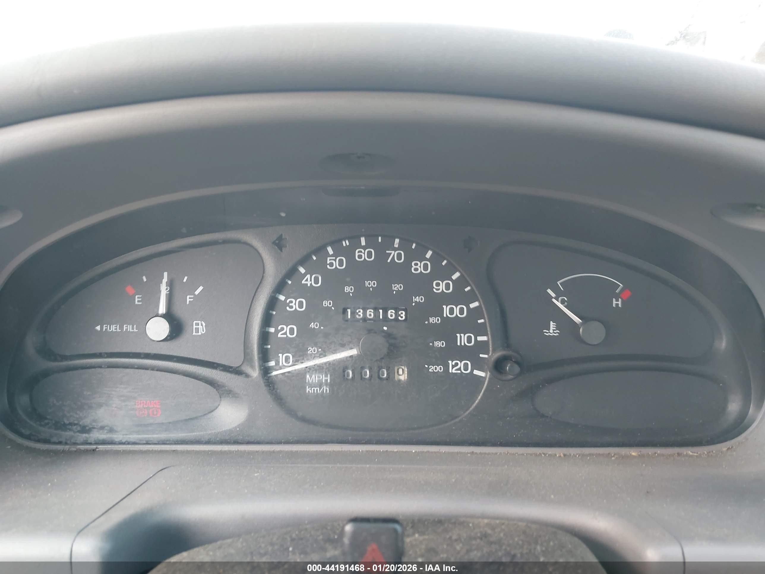 2001 Ford Escort   Red vin: 3FAFP13P41R212508