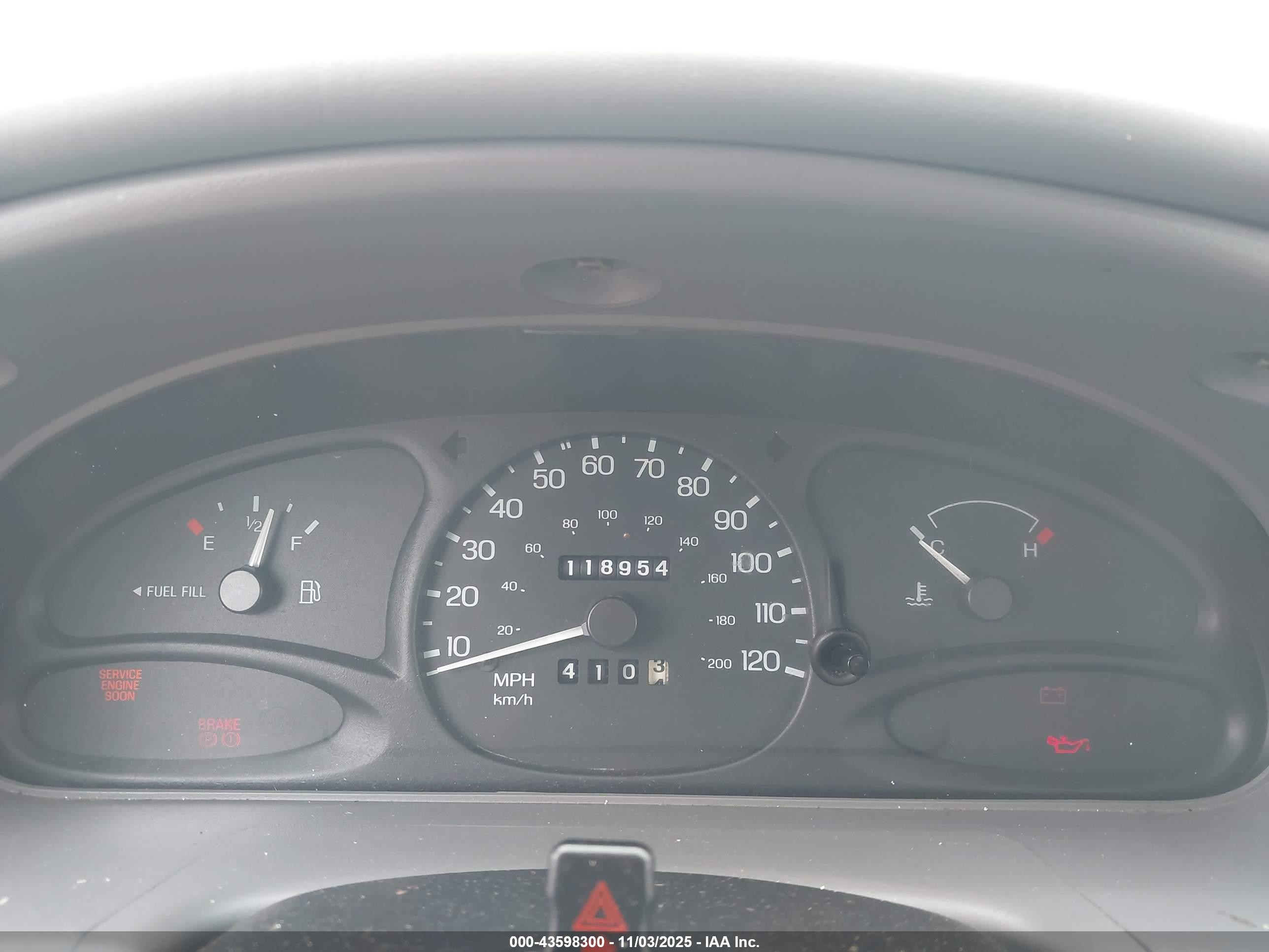 2001 Ford Escort   Silver vin: 3FAFP13P61R155907