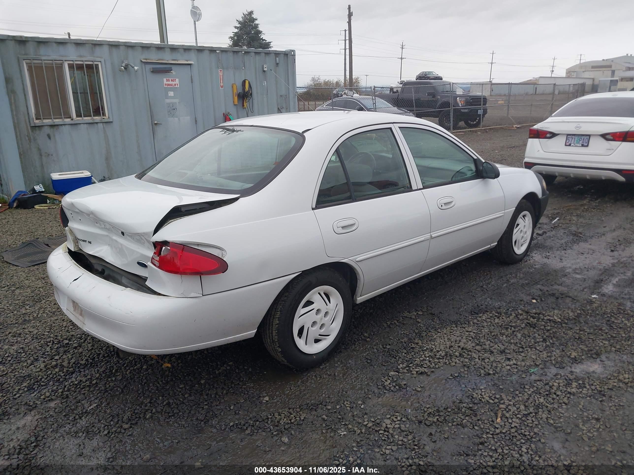 2001 Ford Escort   White vin: 3FAFP13P61R198773