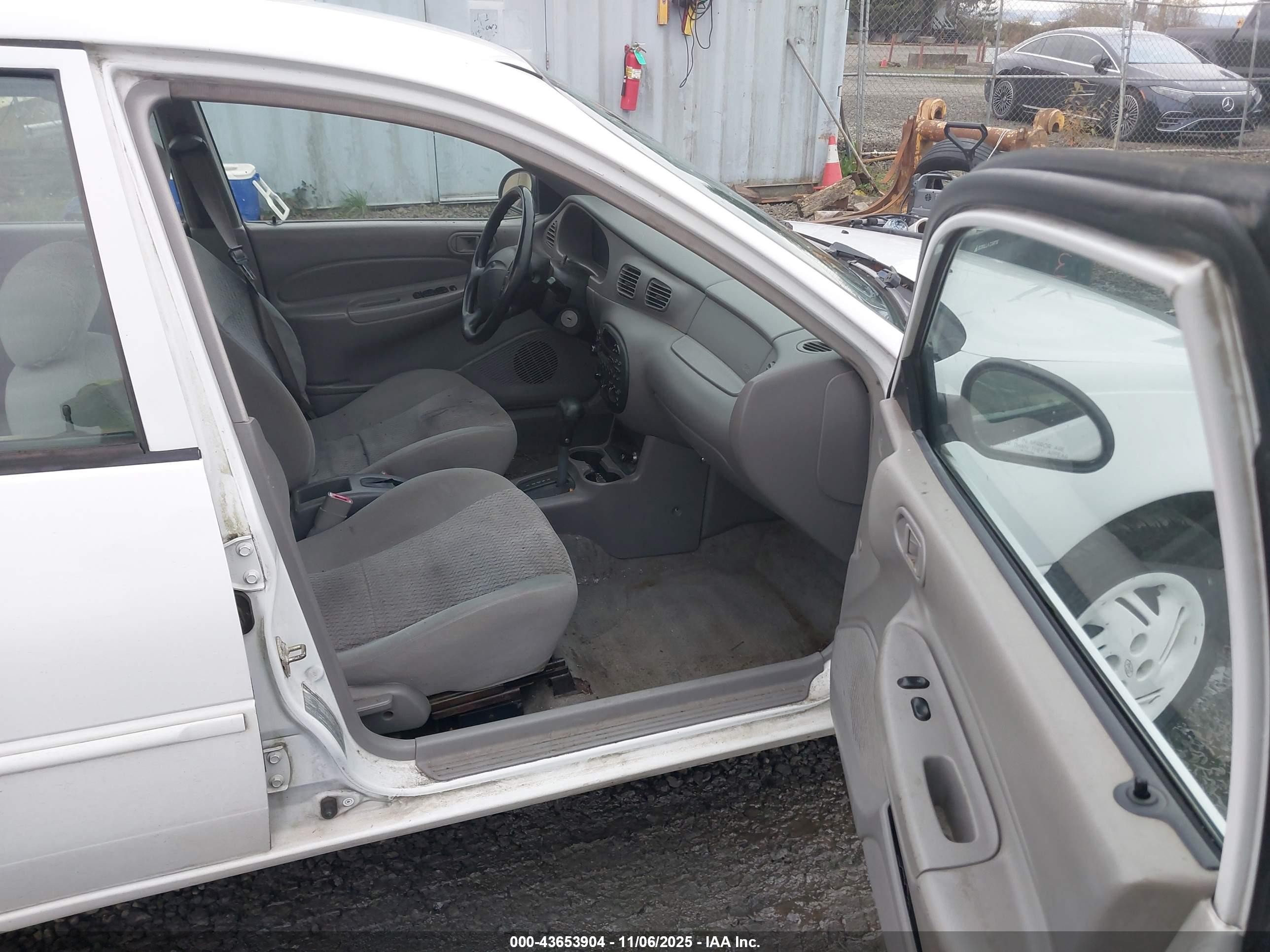 2001 Ford Escort   White vin: 3FAFP13P61R198773
