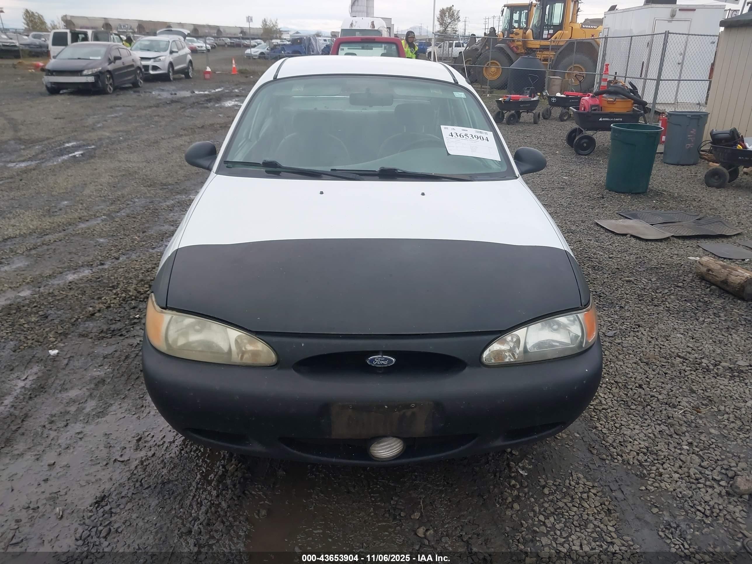 2001 Ford Escort   White vin: 3FAFP13P61R198773