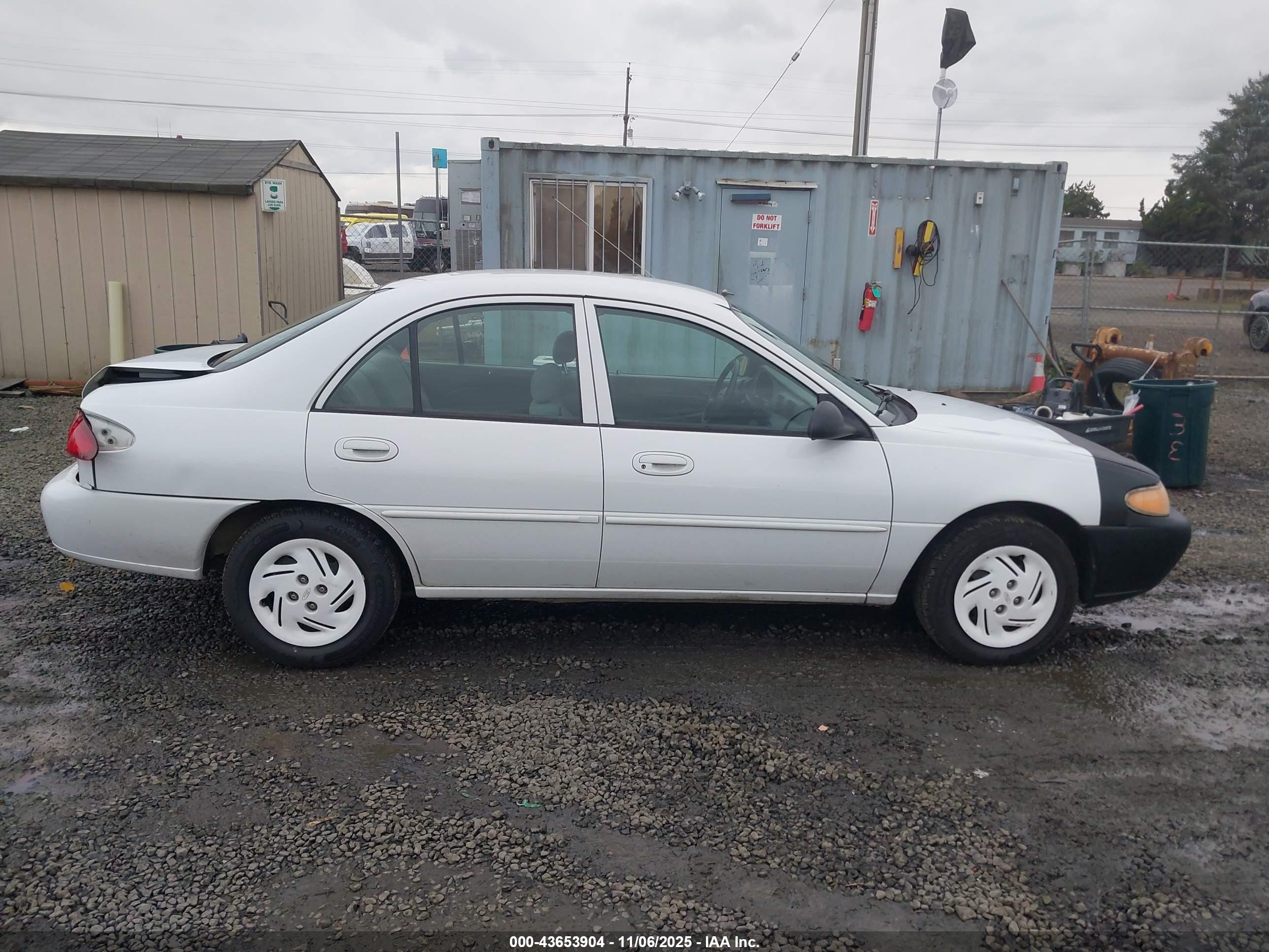 2001 Ford Escort   White vin: 3FAFP13P61R198773