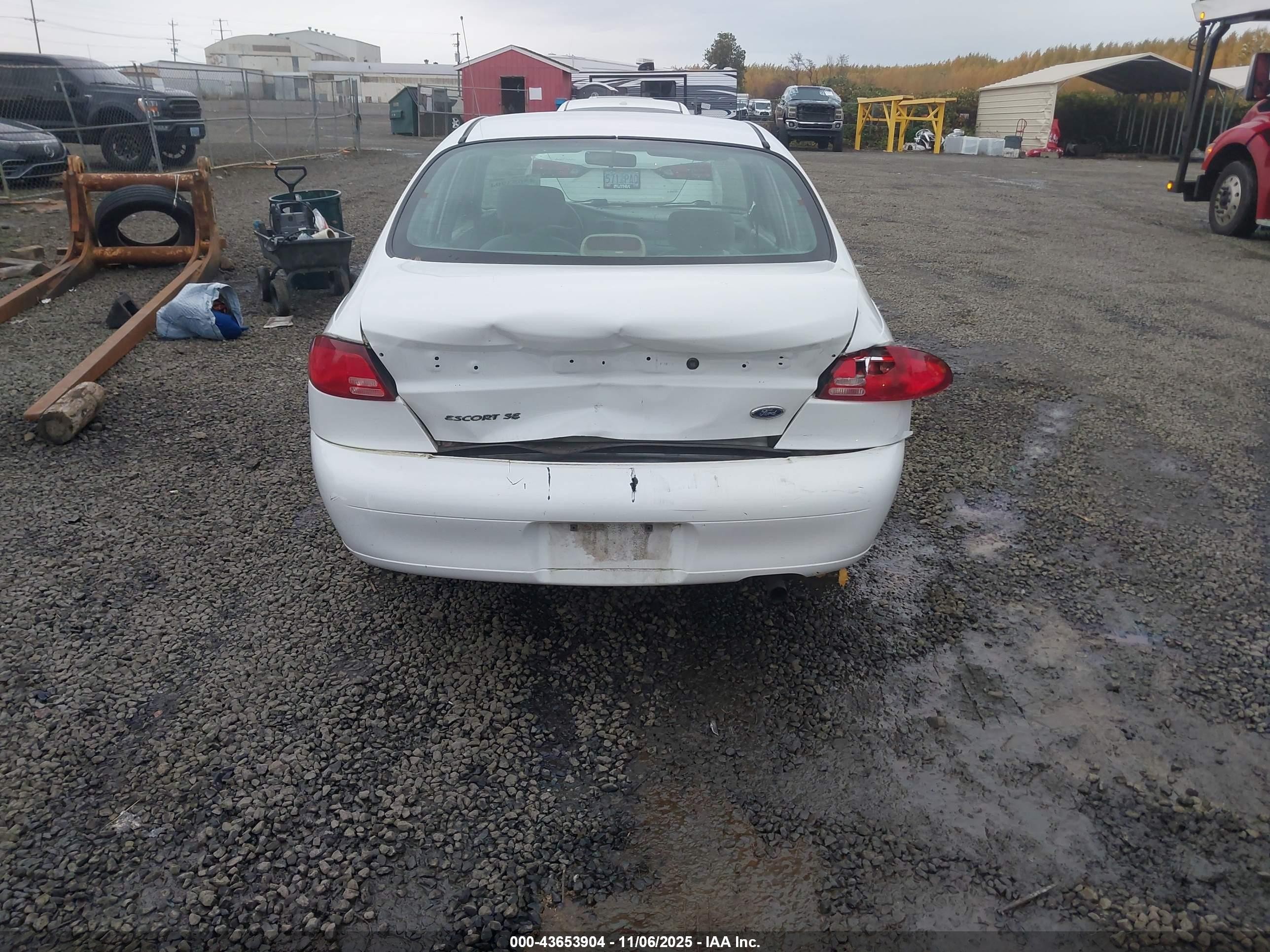 2001 Ford Escort   White vin: 3FAFP13P61R198773