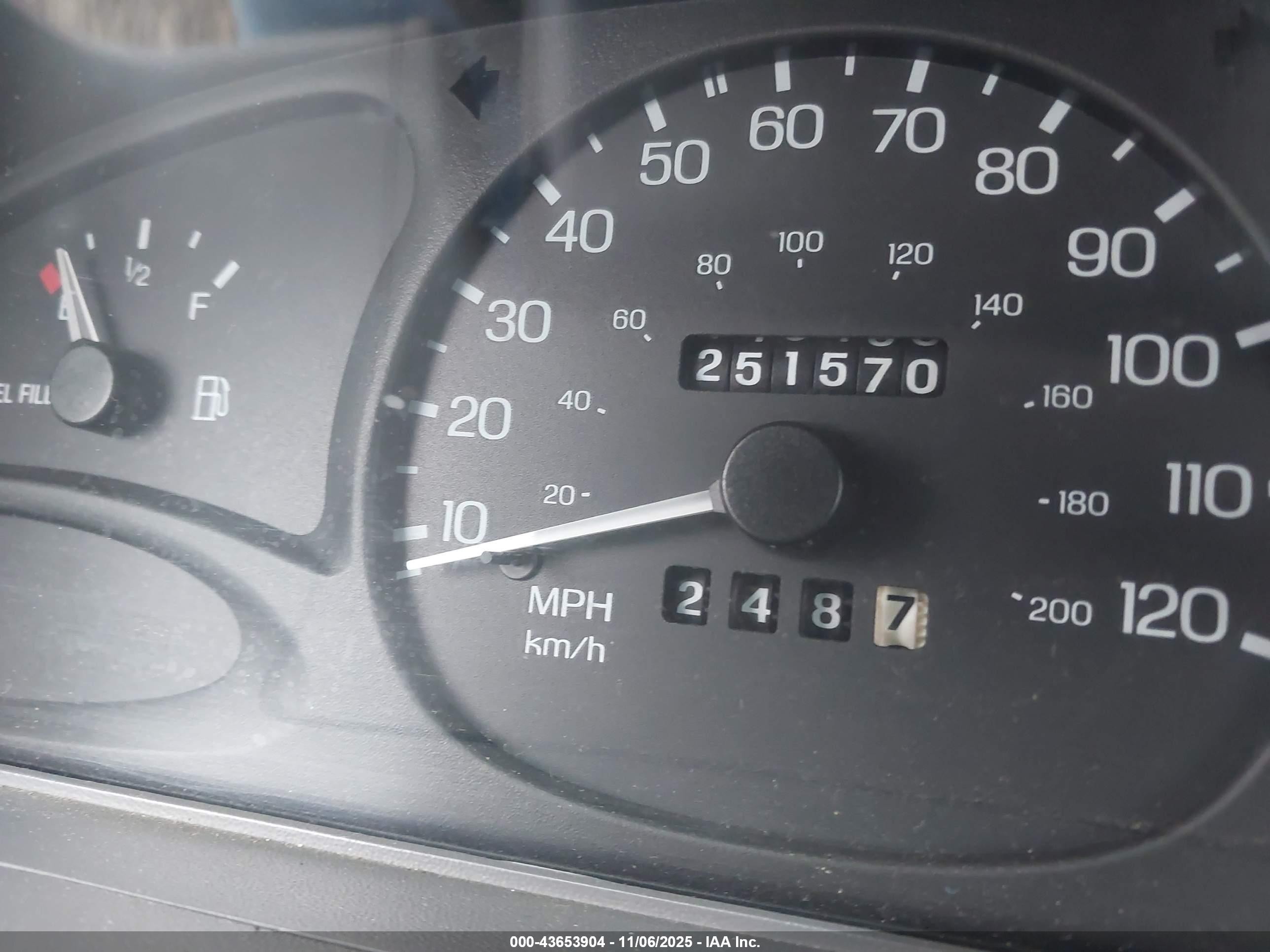 2001 Ford Escort   White vin: 3FAFP13P61R198773