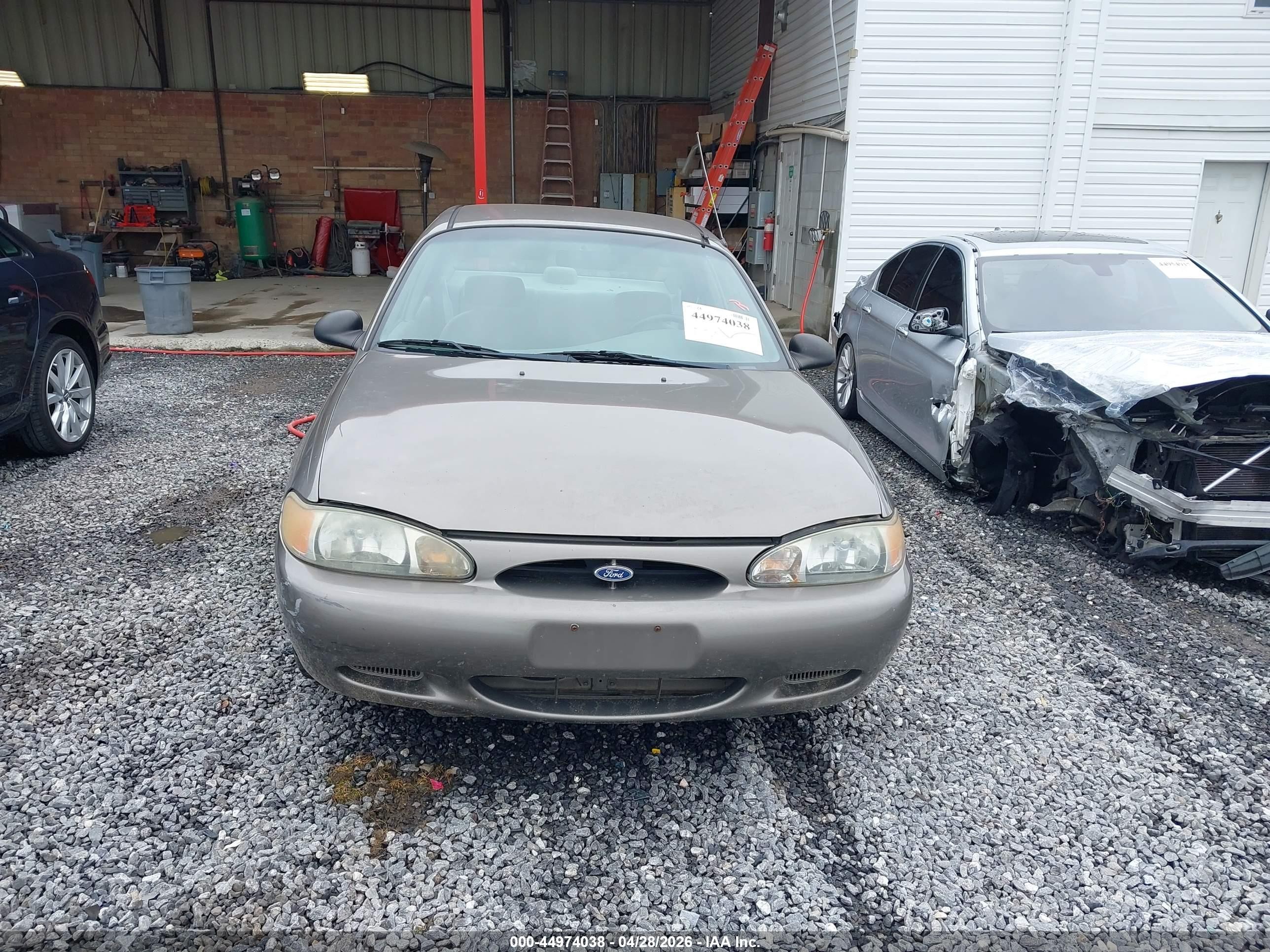 2002 Ford Escort Fleet Champagne vin: 3FAFP13P82R211606