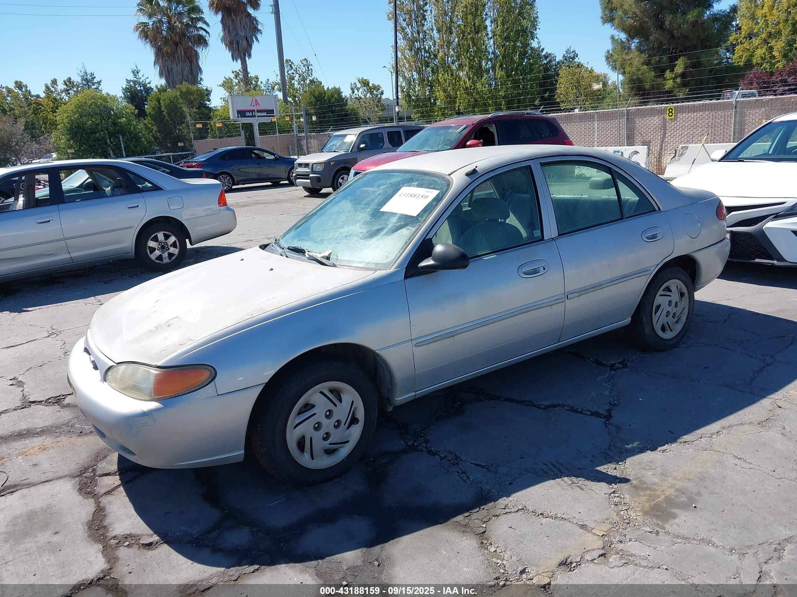 2000 Ford Escort   Silver vin: 3FAFP13P8YR233680