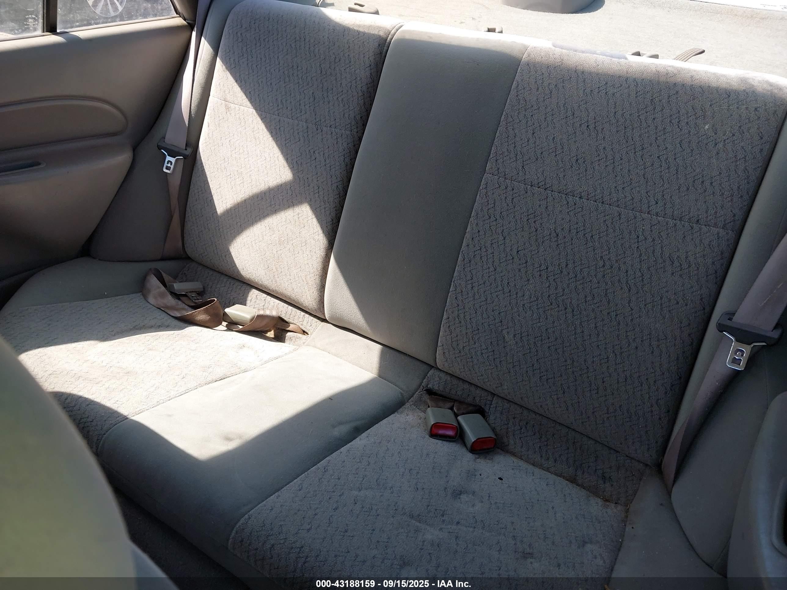 2000 Ford Escort   Silver vin: 3FAFP13P8YR233680