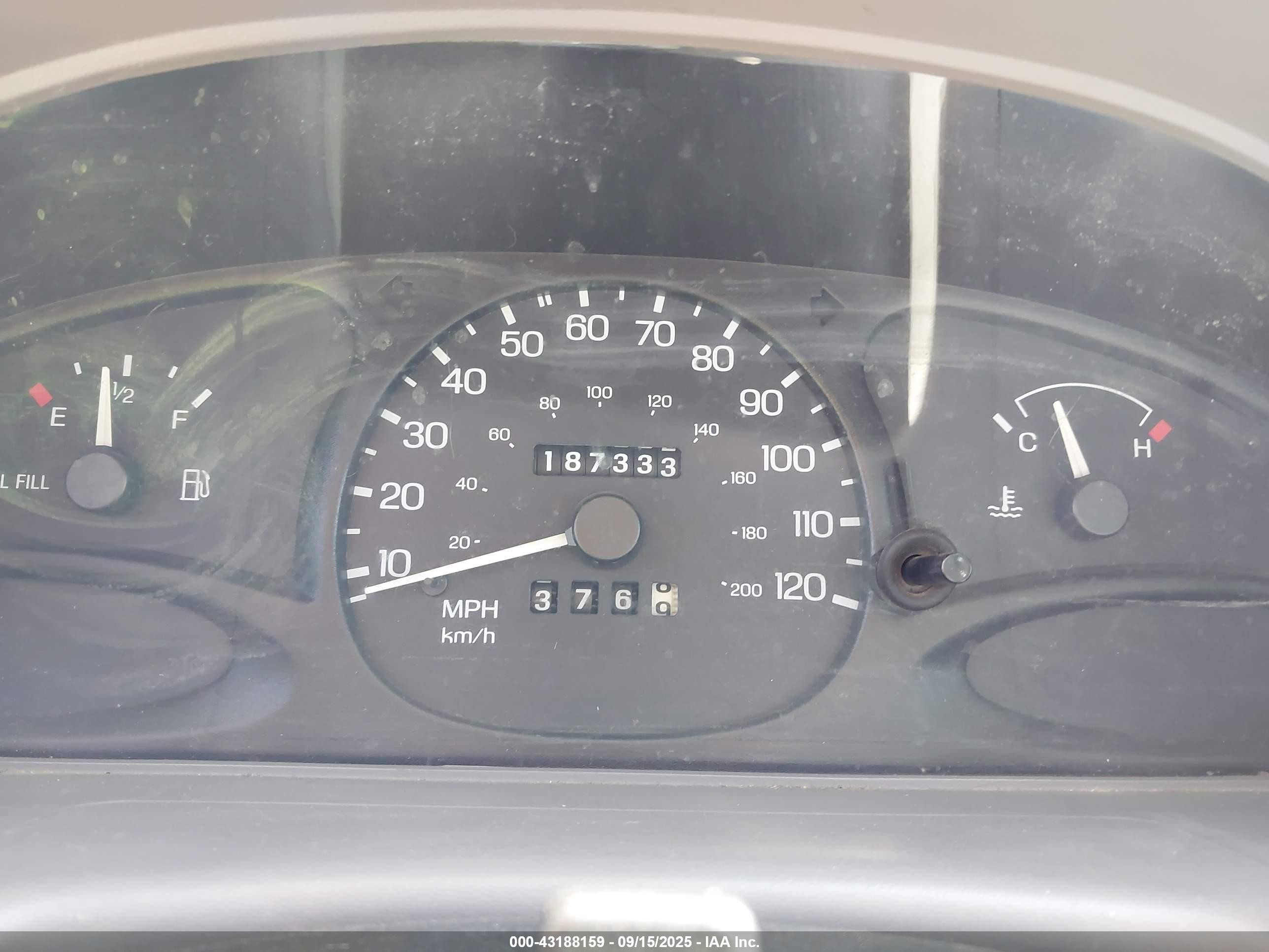 2000 Ford Escort   Silver vin: 3FAFP13P8YR233680