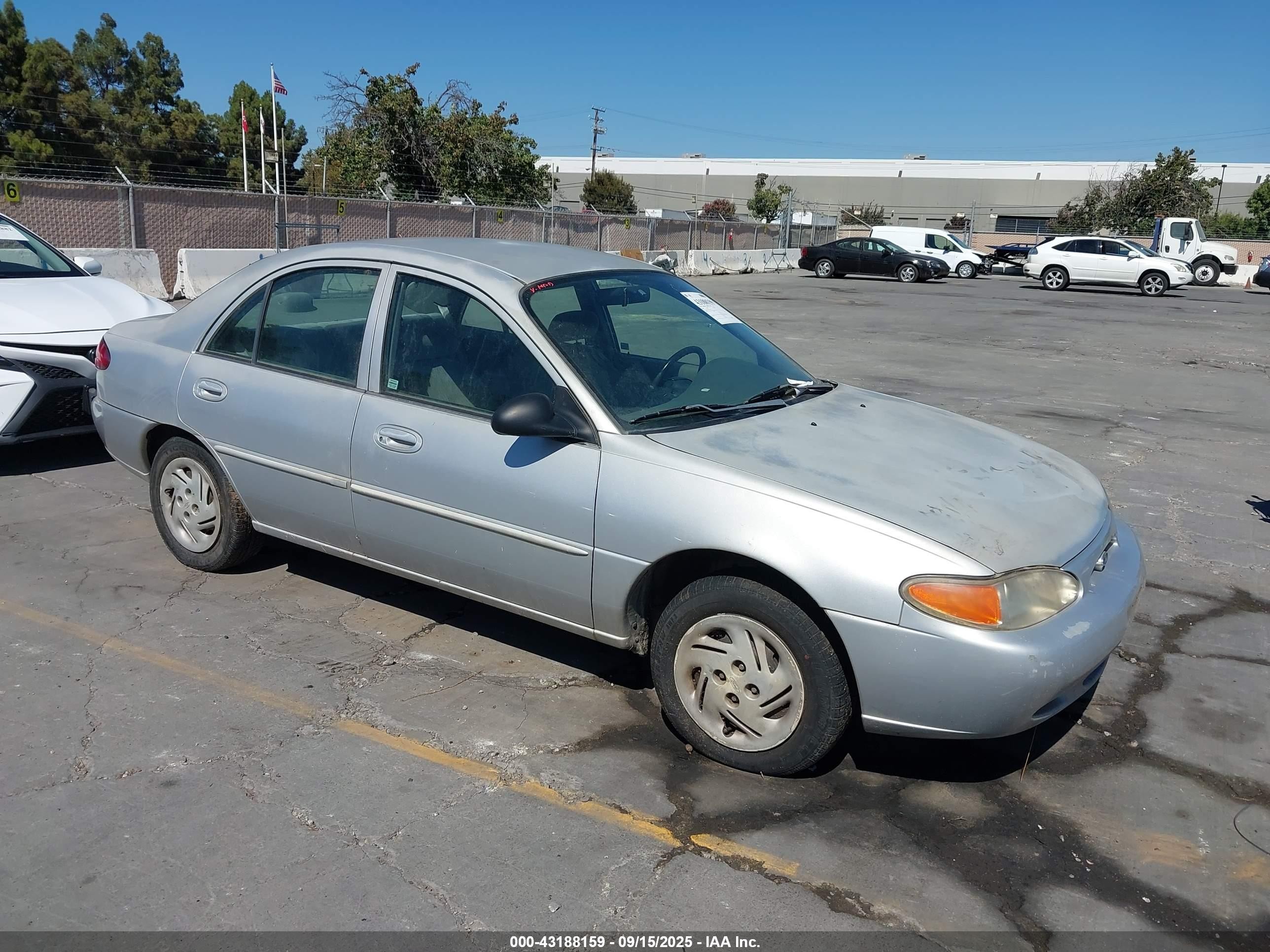 2000 Ford Escort   Silver vin: 3FAFP13P8YR233680