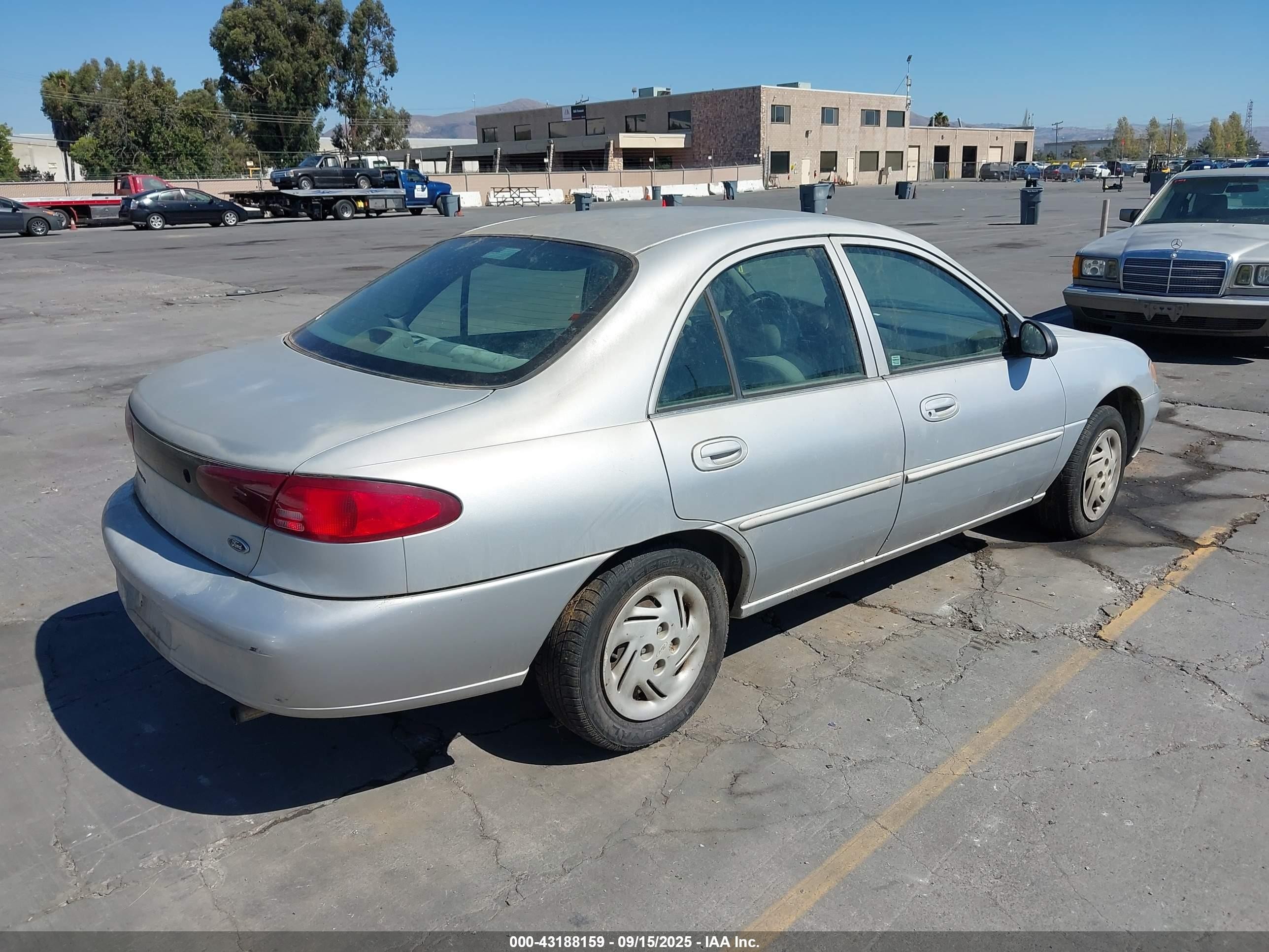 2000 Ford Escort   Silver vin: 3FAFP13P8YR233680