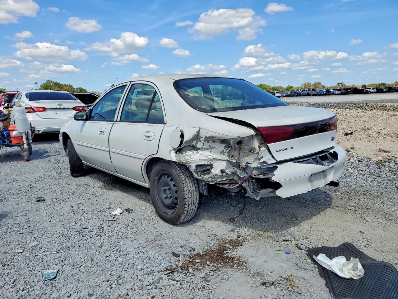 2001 Ford Escort Белый vin: 3FAFP13P91R105826