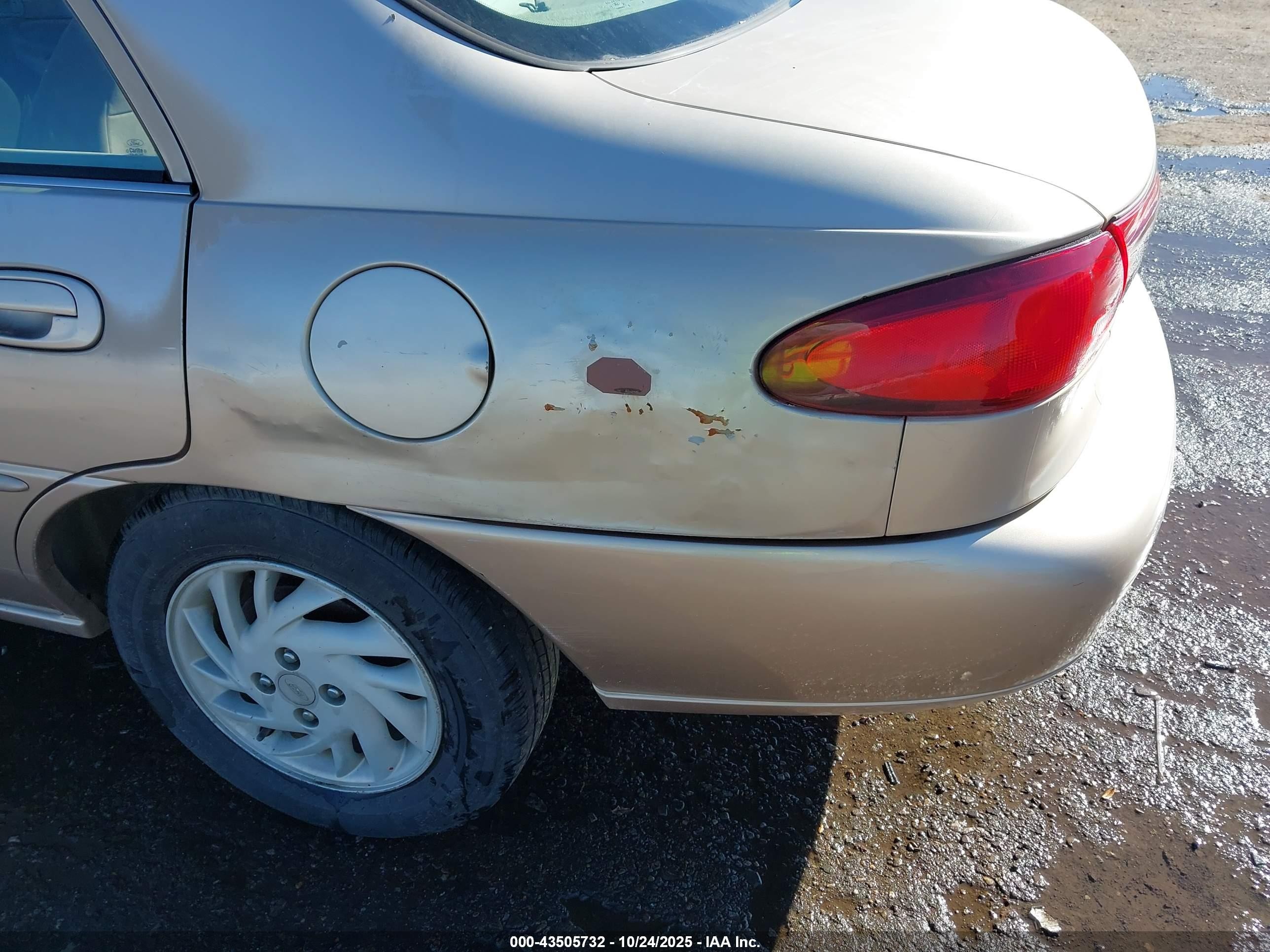 2000 Ford Escort   Tan vin: 3FAFP13P9YR208934