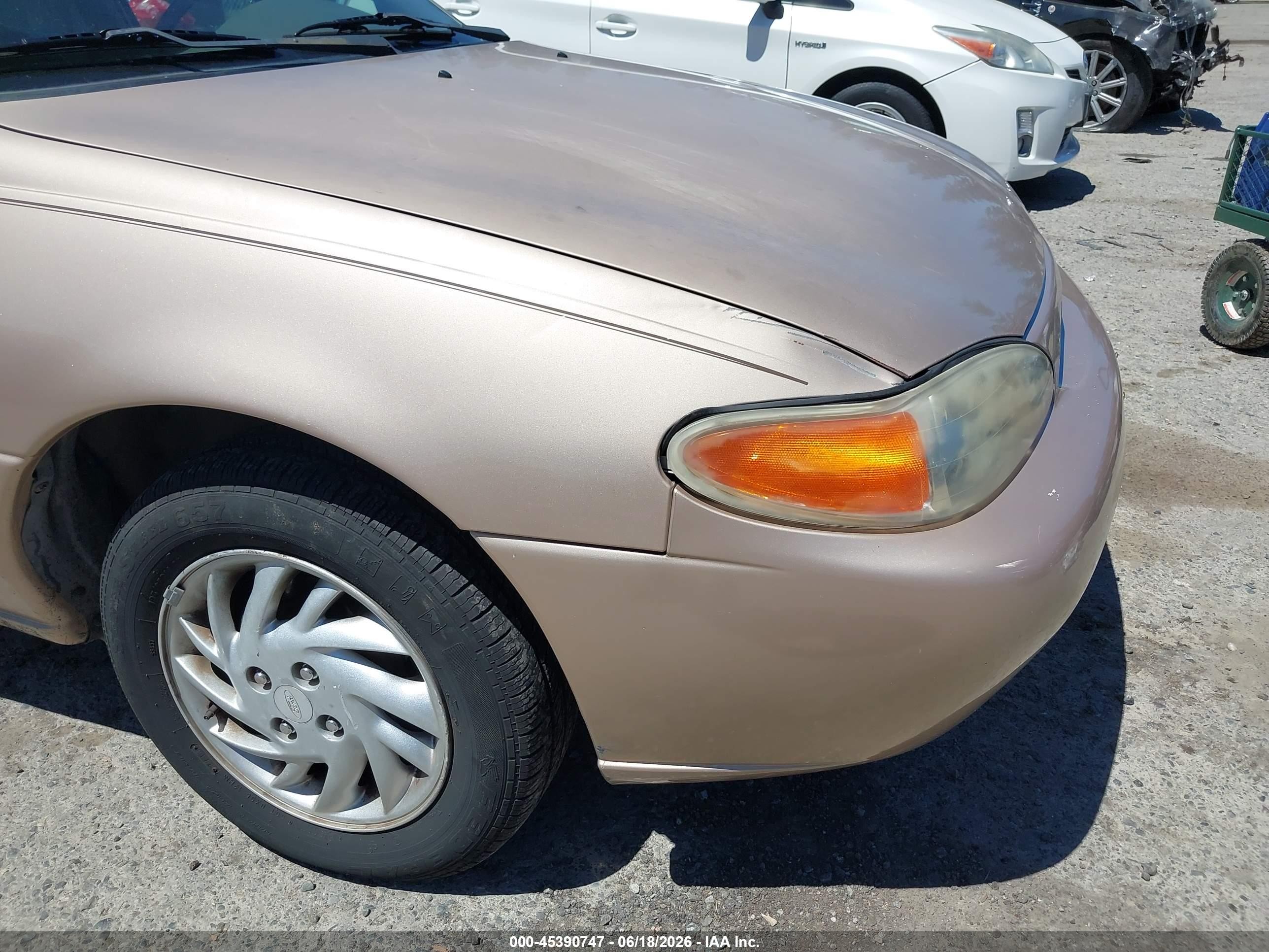 1999 Ford Escort Se Gold vin: 3FAFP15P1XR170238