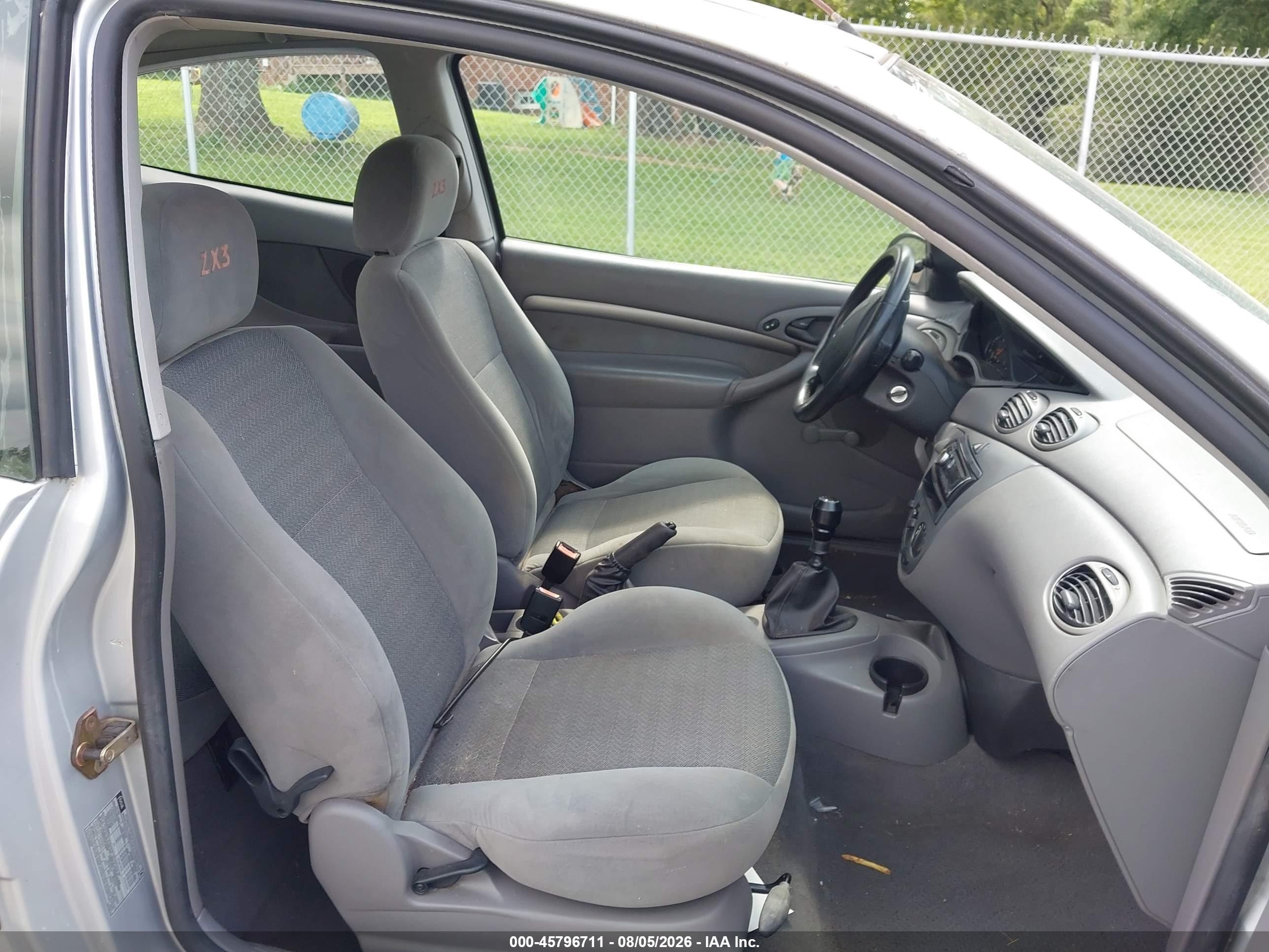 2000 Ford Focus Zx3 Silver vin: 3FAFP3139YR198630