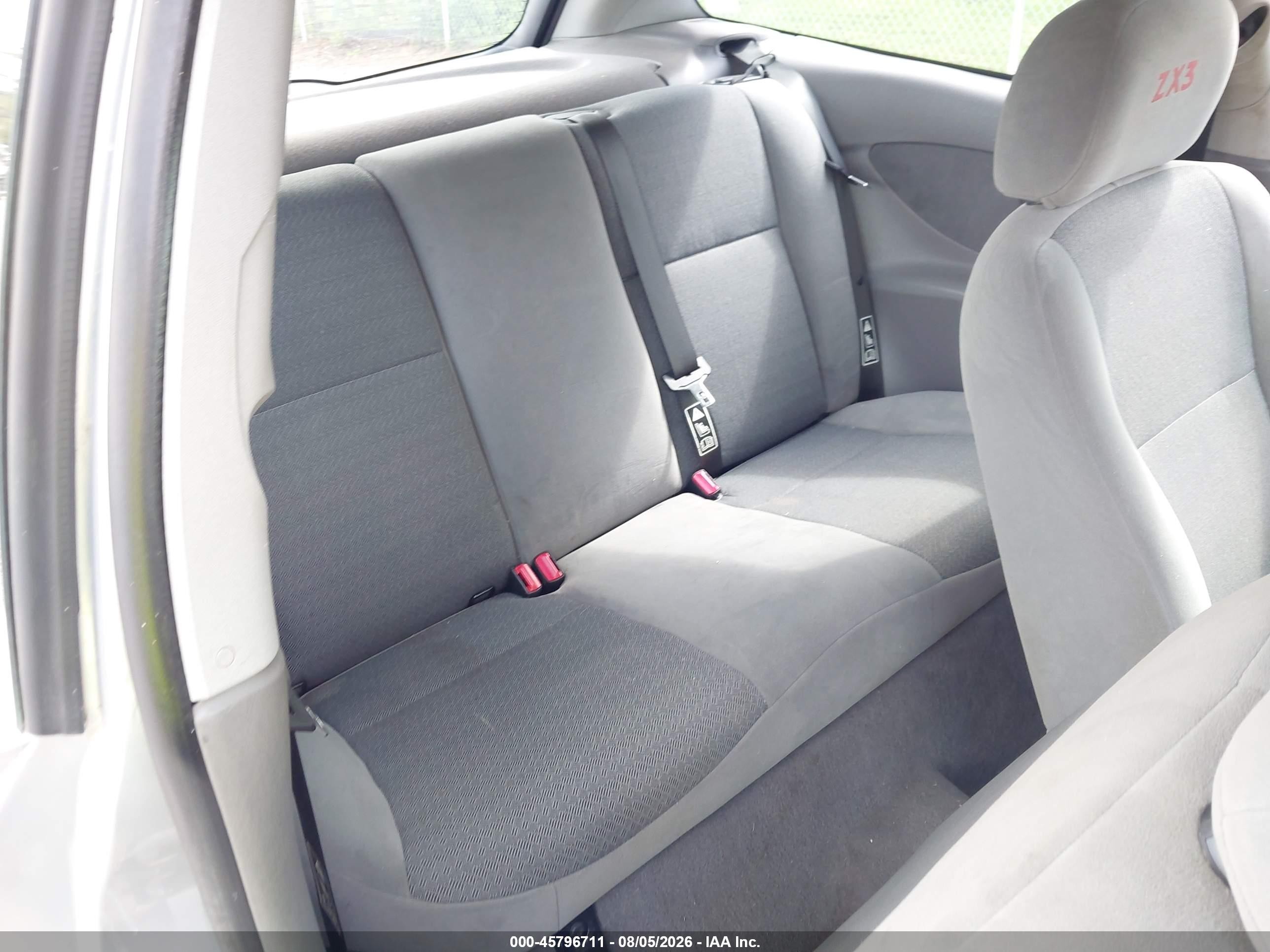 2000 Ford Focus Zx3 Silver vin: 3FAFP3139YR198630